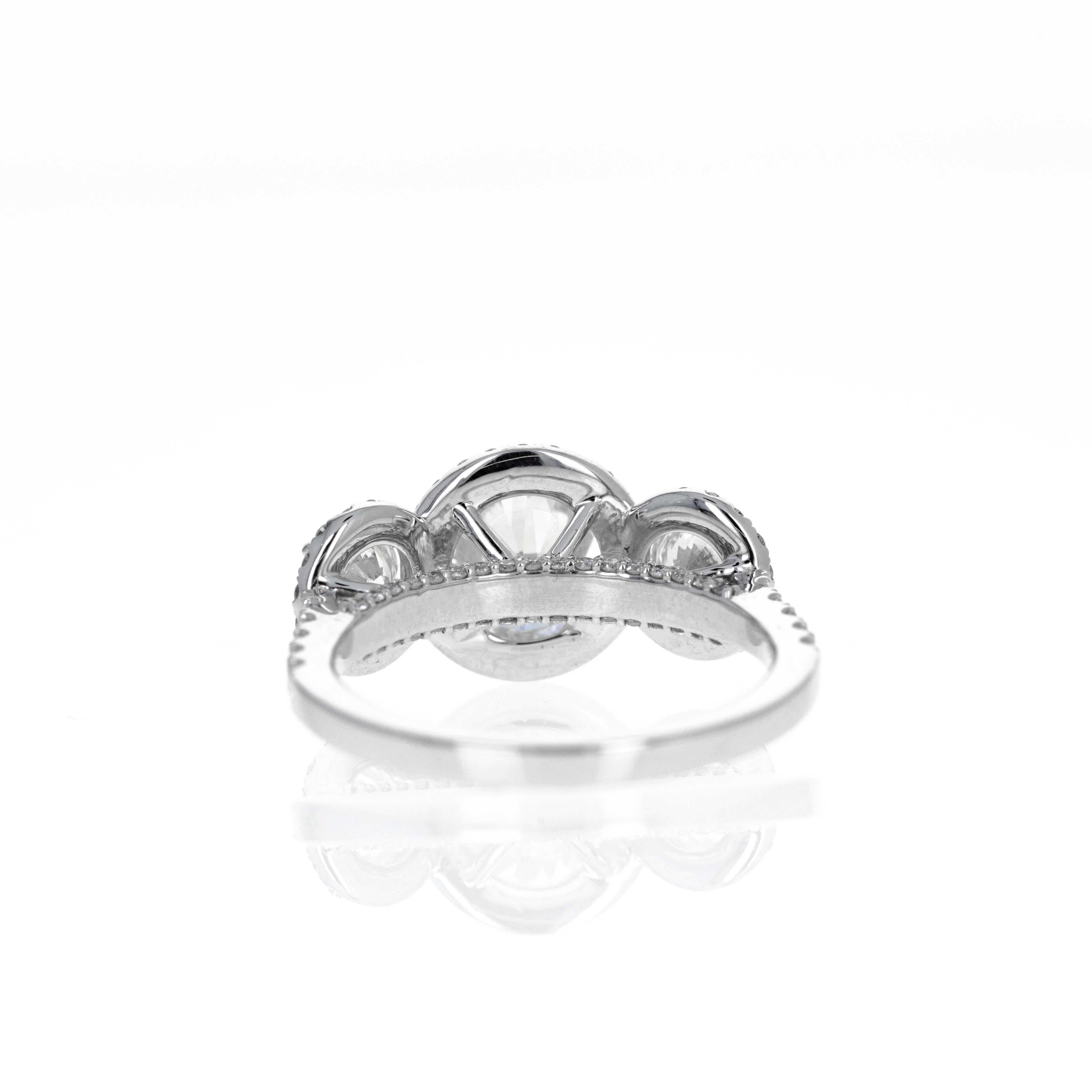 Bague de fiançailles à trois pierres en platine avec diamant rond de 1,85 carat Neuf - En vente à Cape May, NJ