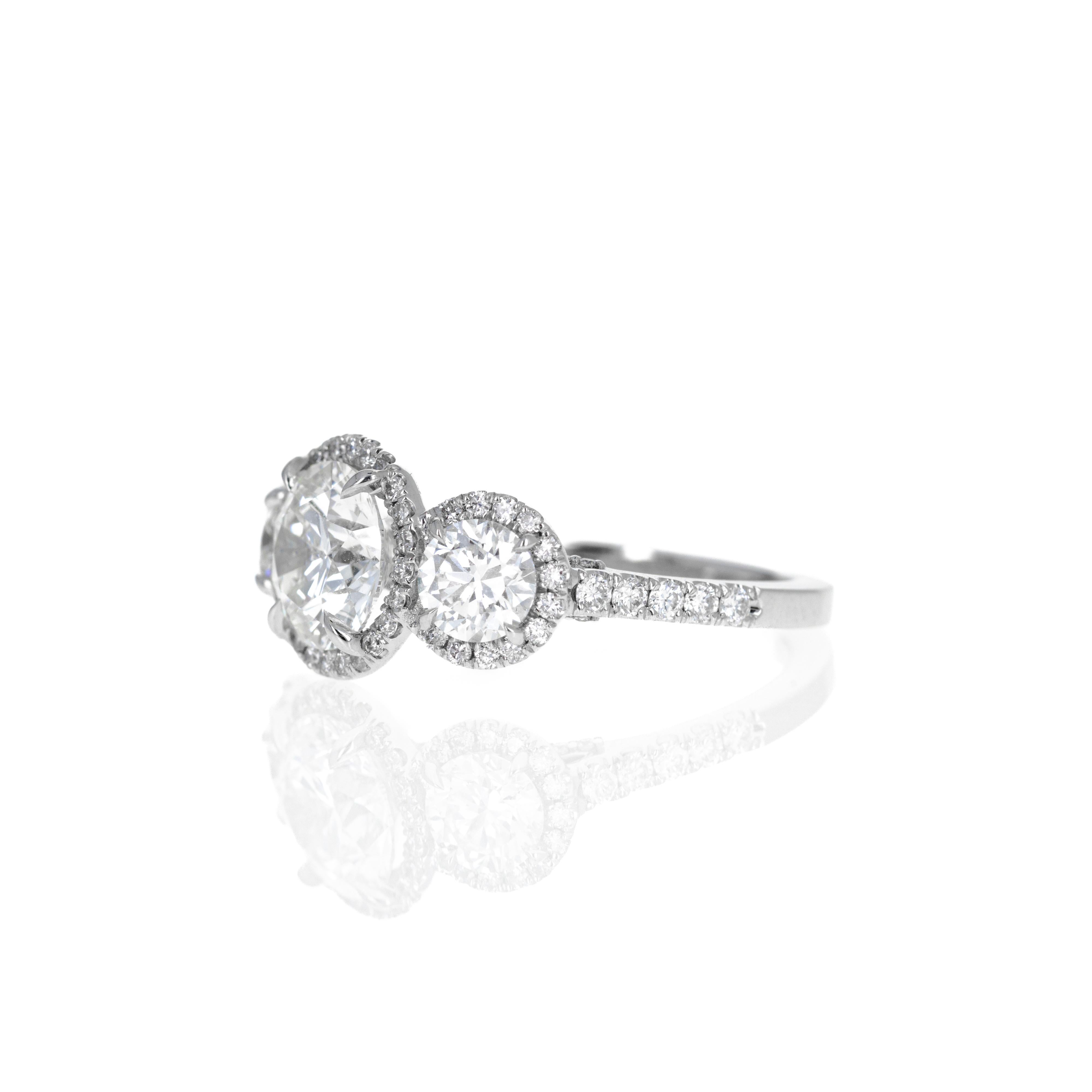 Bague de fiançailles à trois pierres en platine avec diamant rond de 1,85 carat Pour femmes en vente