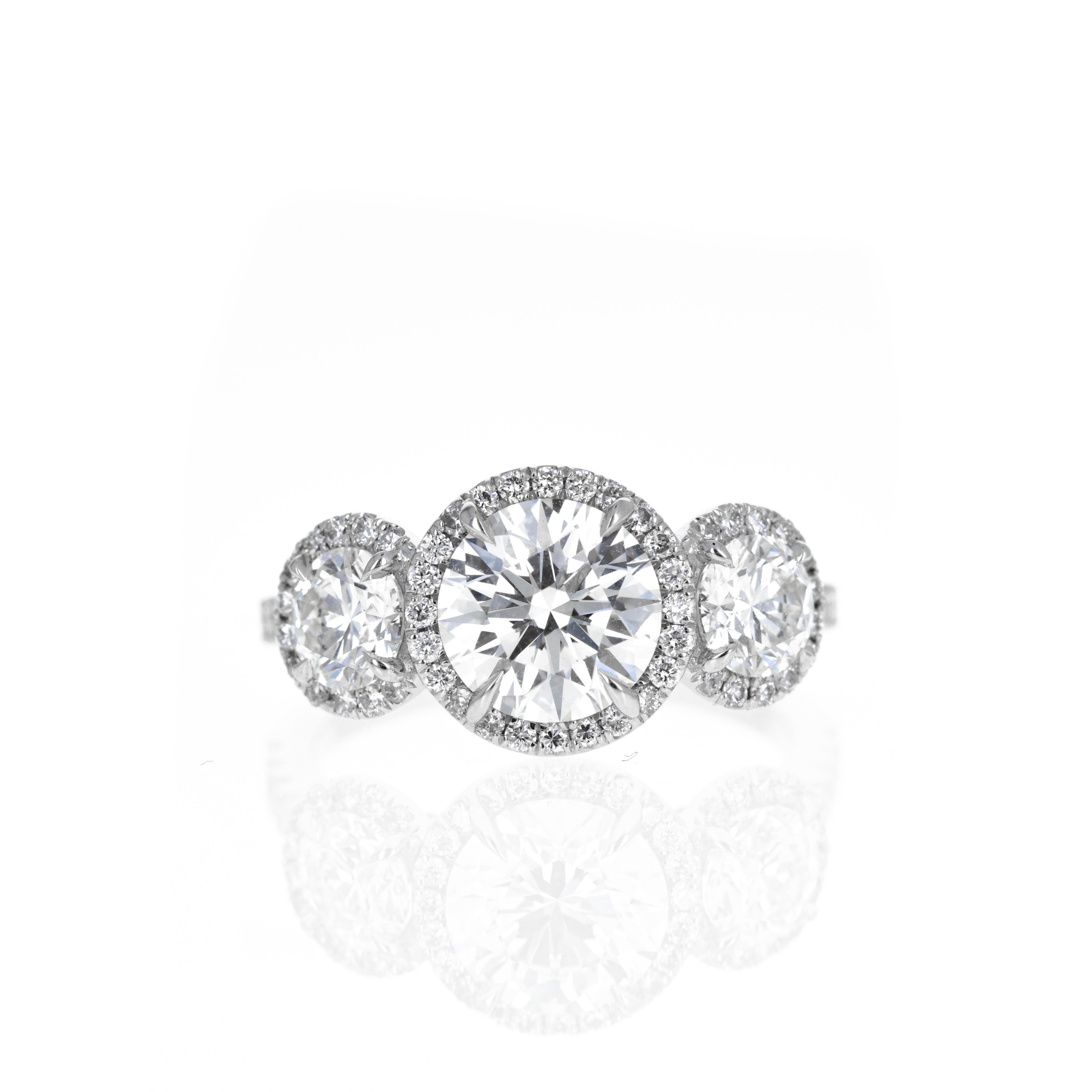 Bague de fiançailles à trois pierres en platine avec diamant rond de 1,85 carat en vente 1