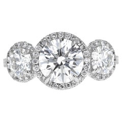 Anello di fidanzamento con tre pietre in platino con diamante rotondo da 1,85 carati