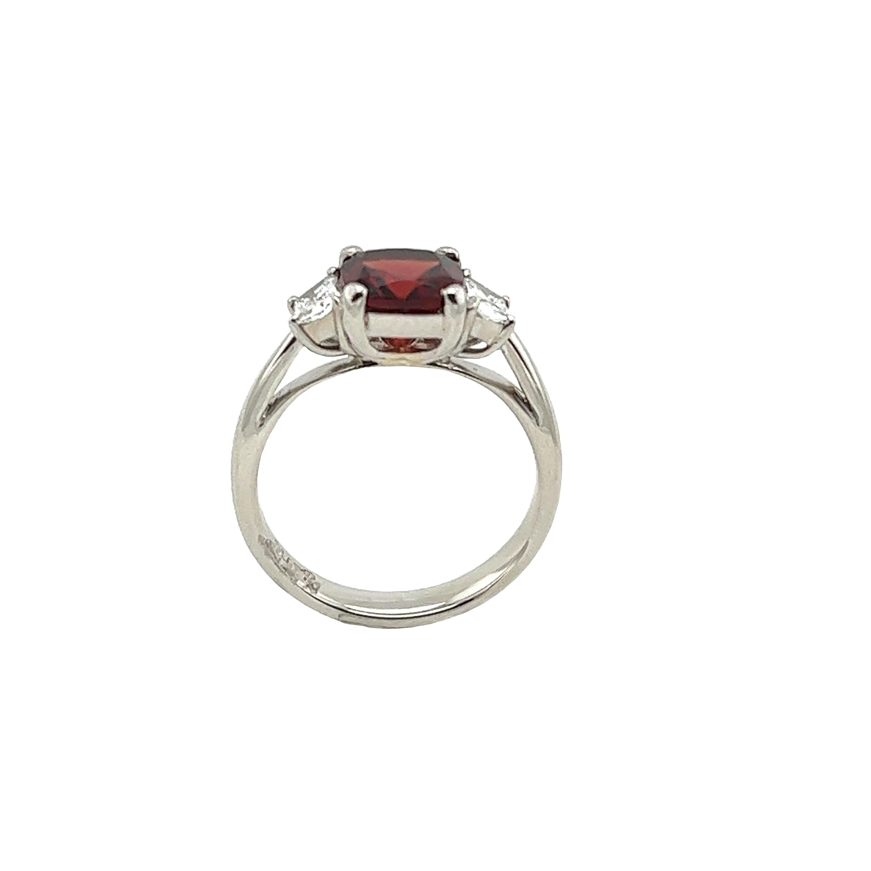 Platinum 1.88ct Garnet and Diamond Ring Set With 0.33ct Tapered Diamonds In Excellent Condition For Sale In London, GB