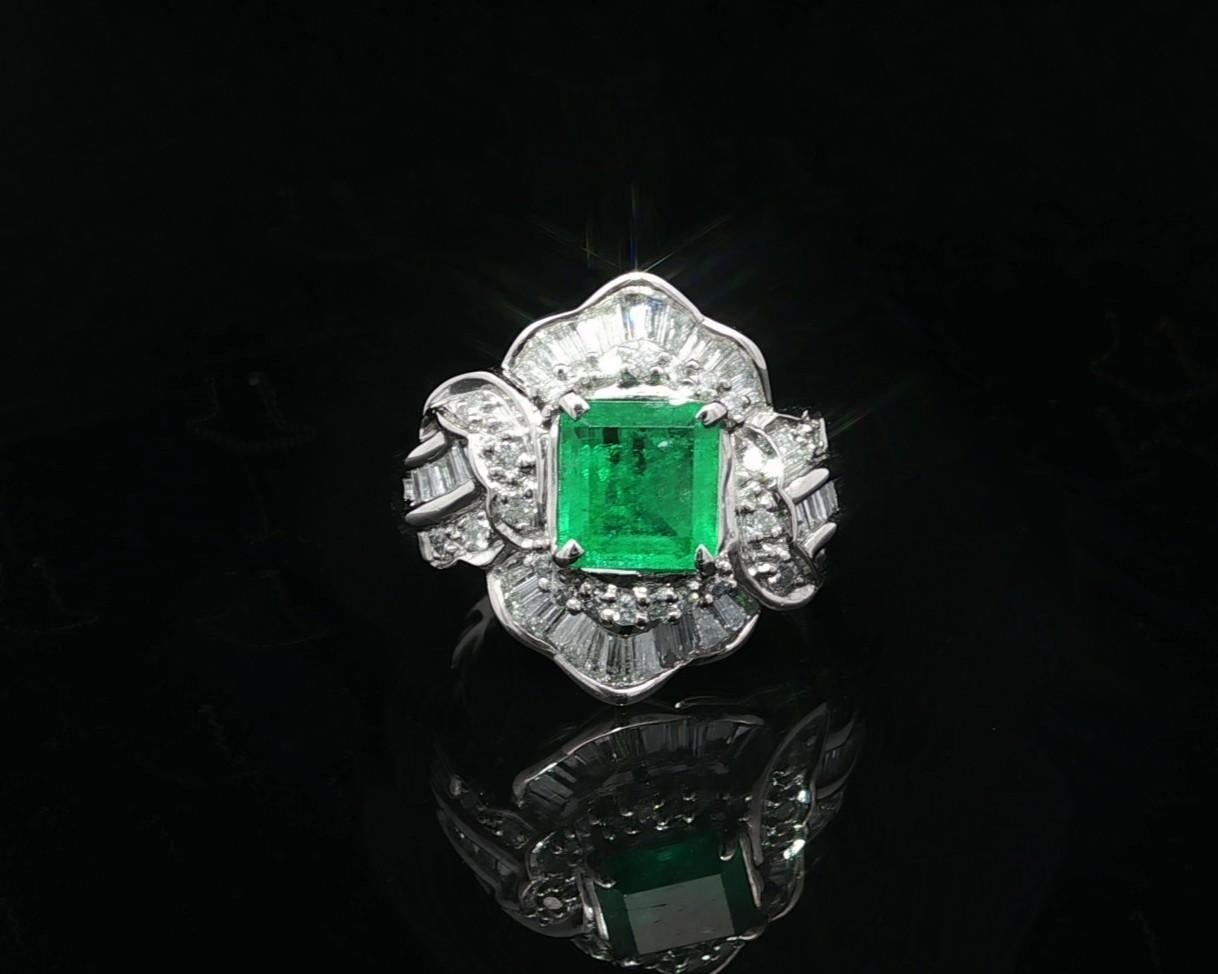 Bague à large bande en platine 1.8ctw Square Step Cut Emerald w/ Baguette Diamond en vente 5