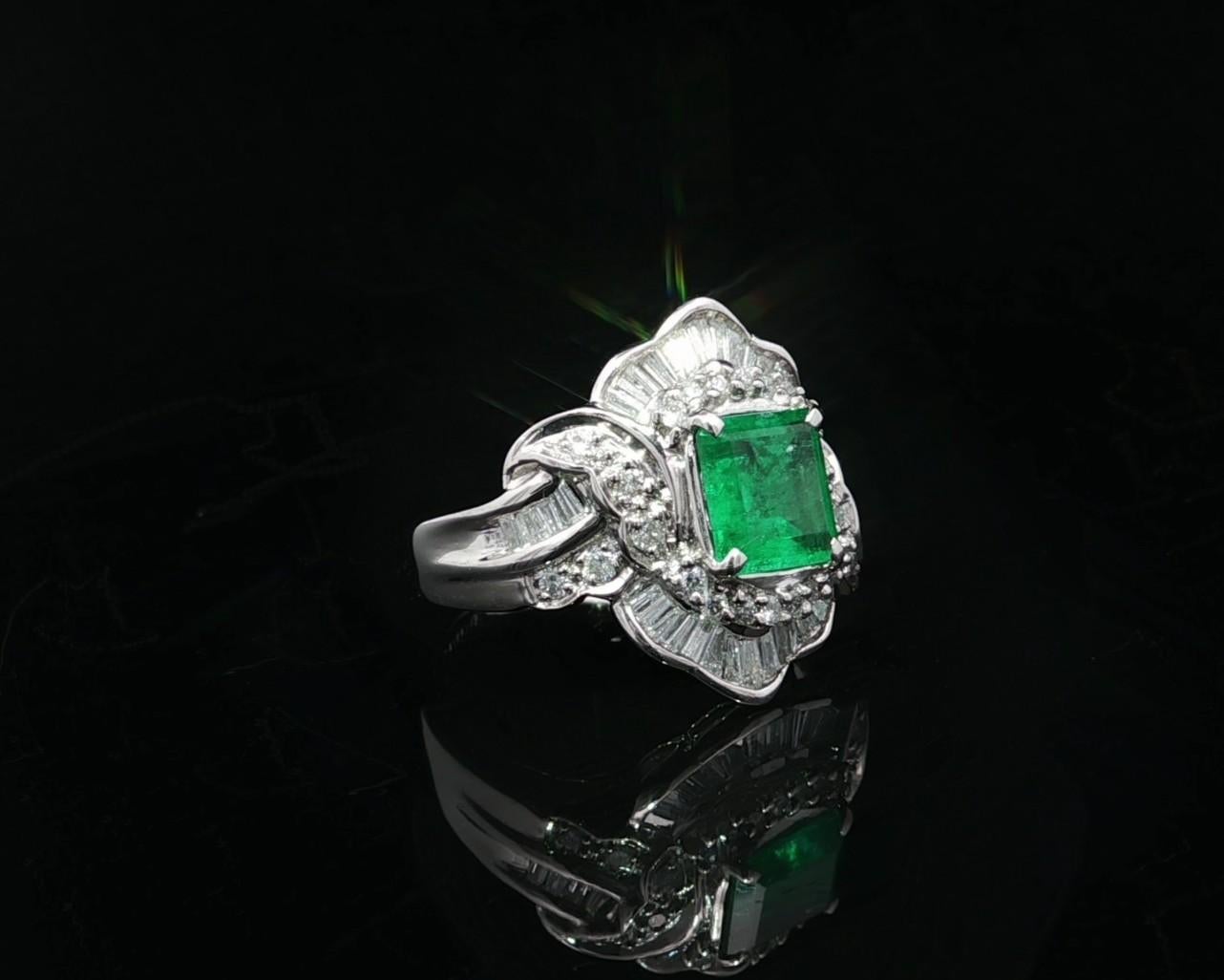 Bague à large bande en platine 1.8ctw Square Step Cut Emerald w/ Baguette Diamond en vente 6