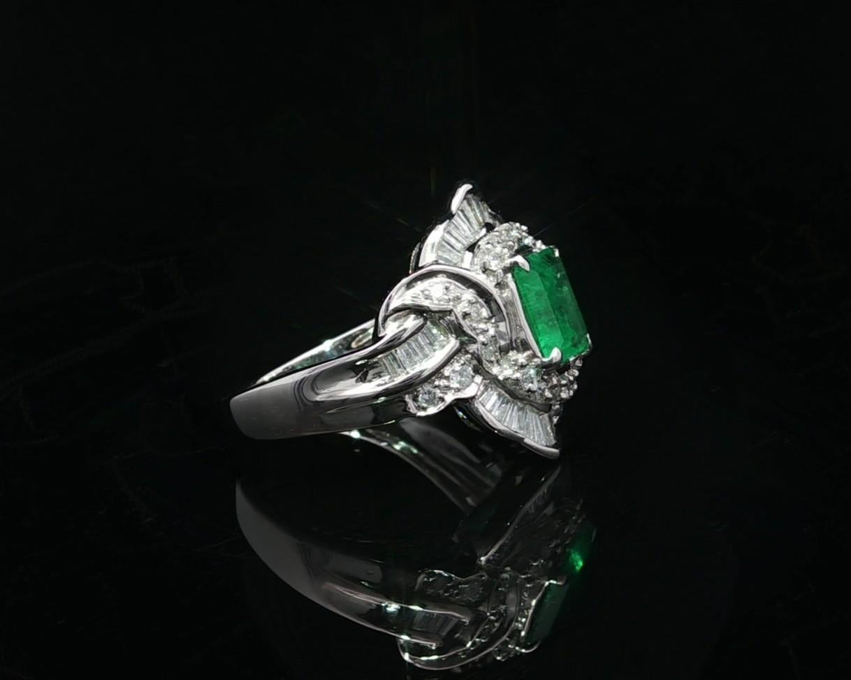 Bague à large bande en platine 1.8ctw Square Step Cut Emerald w/ Baguette Diamond en vente 7