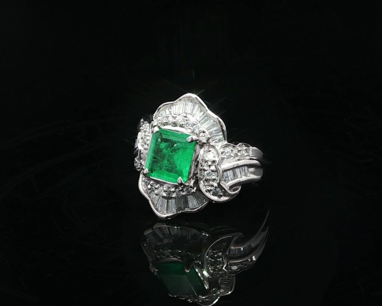 Bague à large bande en platine 1.8ctw Square Step Cut Emerald w/ Baguette Diamond en vente 8