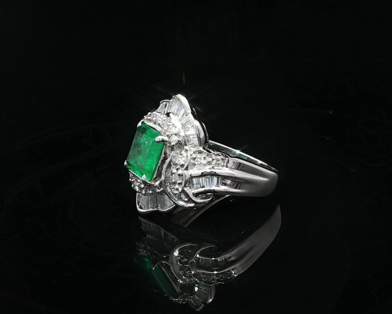 Bague à large bande en platine 1.8ctw Square Step Cut Emerald w/ Baguette Diamond en vente 9