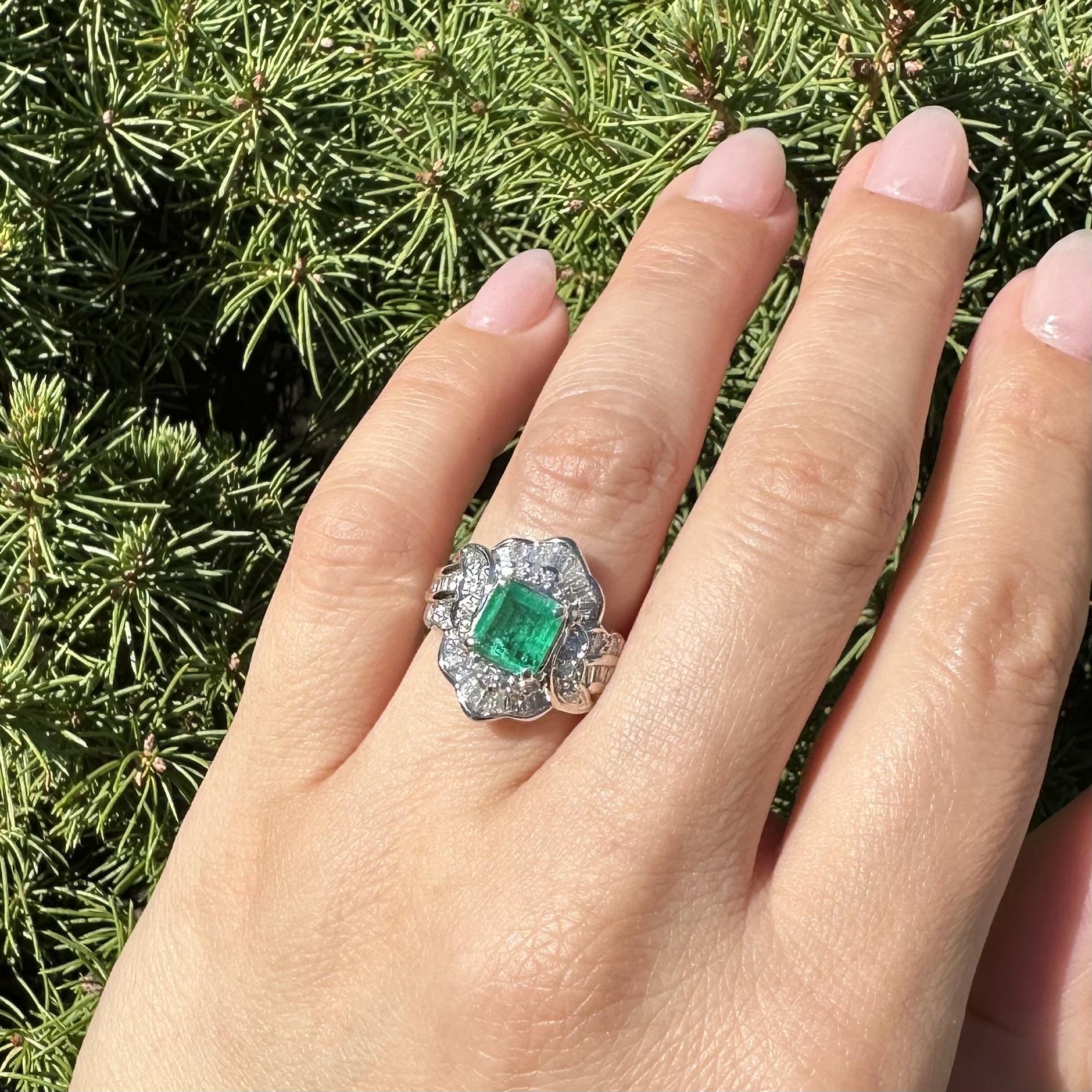 Bague à large bande en platine 1.8ctw Square Step Cut Emerald w/ Baguette Diamond en vente 10