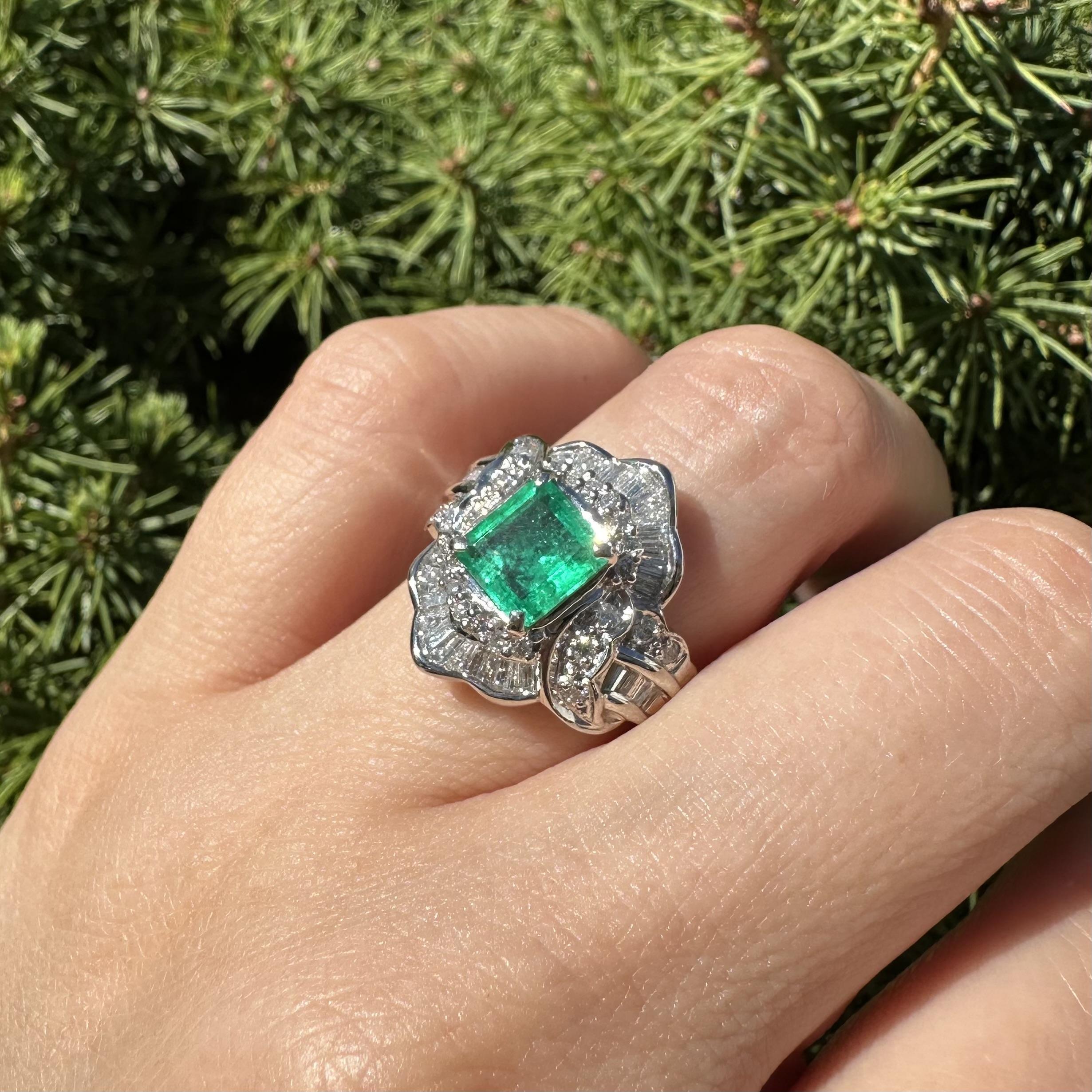 Bague à large bande en platine 1.8ctw Square Step Cut Emerald w/ Baguette Diamond en vente 11