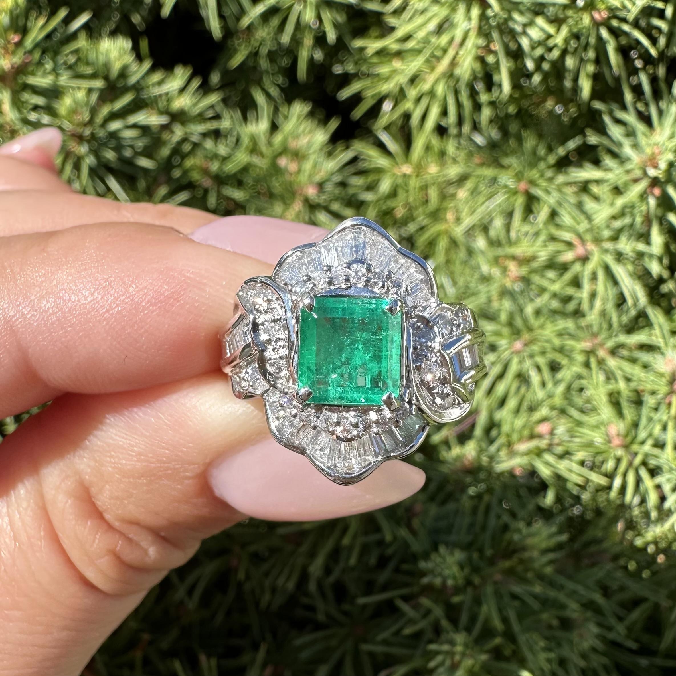 Bague à large bande en platine 1.8ctw Square Step Cut Emerald w/ Baguette Diamond en vente 12