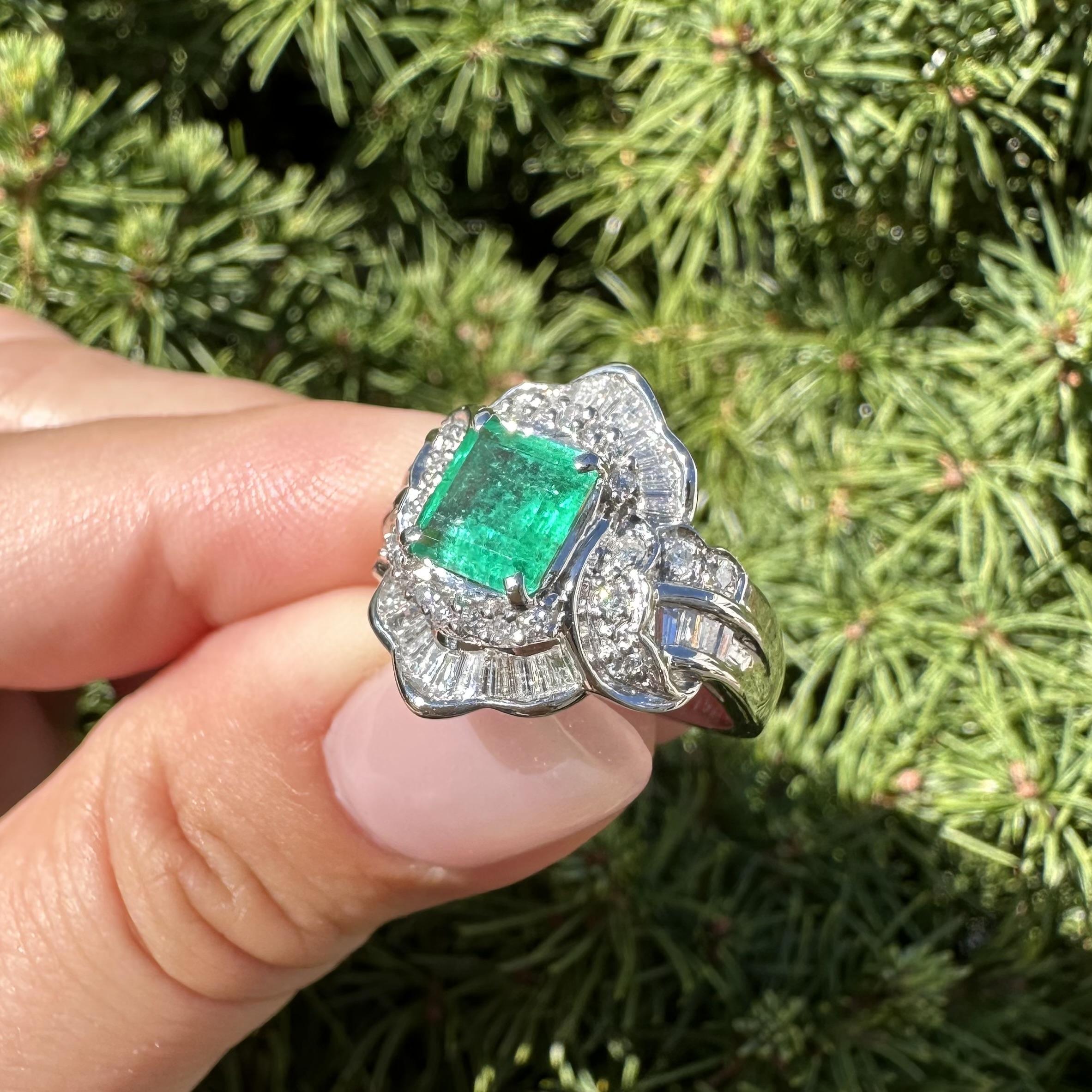 Bague à large bande en platine 1.8ctw Square Step Cut Emerald w/ Baguette Diamond en vente 13