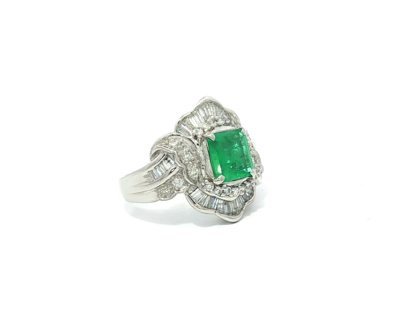 Taille carrée Bague à large bande en platine 1.8ctw Square Step Cut Emerald w/ Baguette Diamond en vente