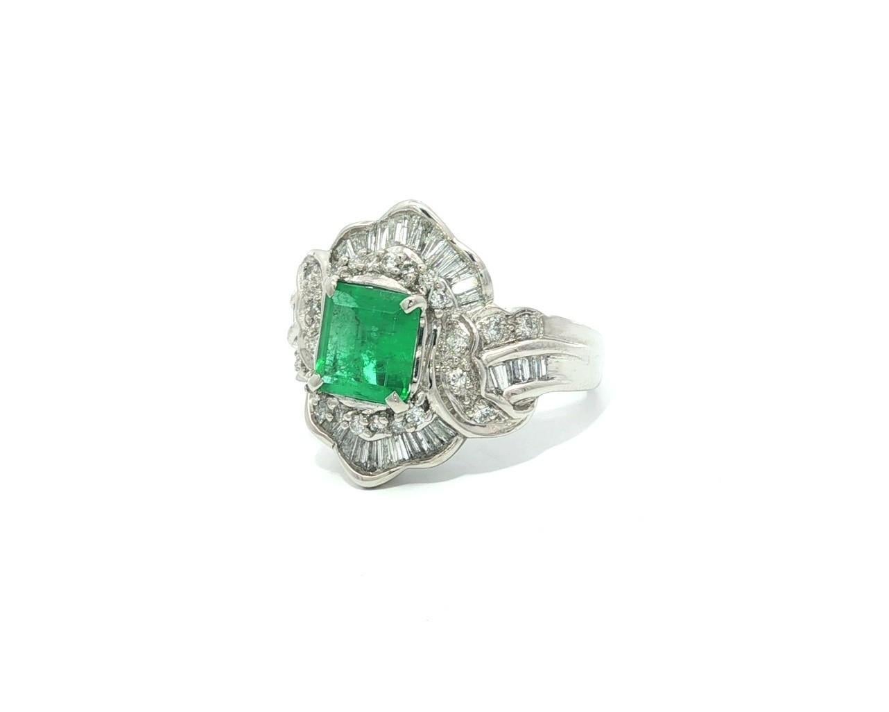 Bague à large bande en platine 1.8ctw Square Step Cut Emerald w/ Baguette Diamond Excellent état - En vente à Montclair, NJ