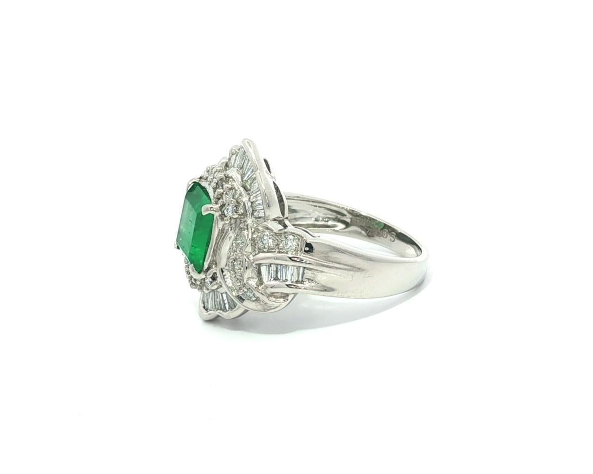 Bague à large bande en platine 1.8ctw Square Step Cut Emerald w/ Baguette Diamond Pour femmes en vente