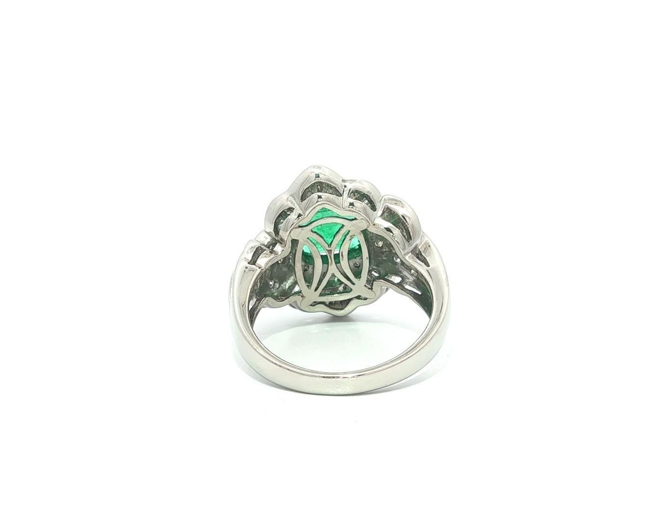 Bague à large bande en platine 1.8ctw Square Step Cut Emerald w/ Baguette Diamond en vente 1