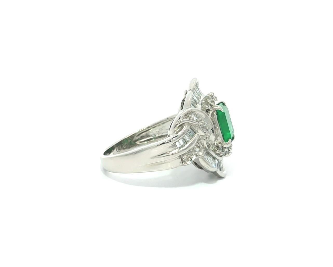 Bague à large bande en platine 1.8ctw Square Step Cut Emerald w/ Baguette Diamond en vente 2