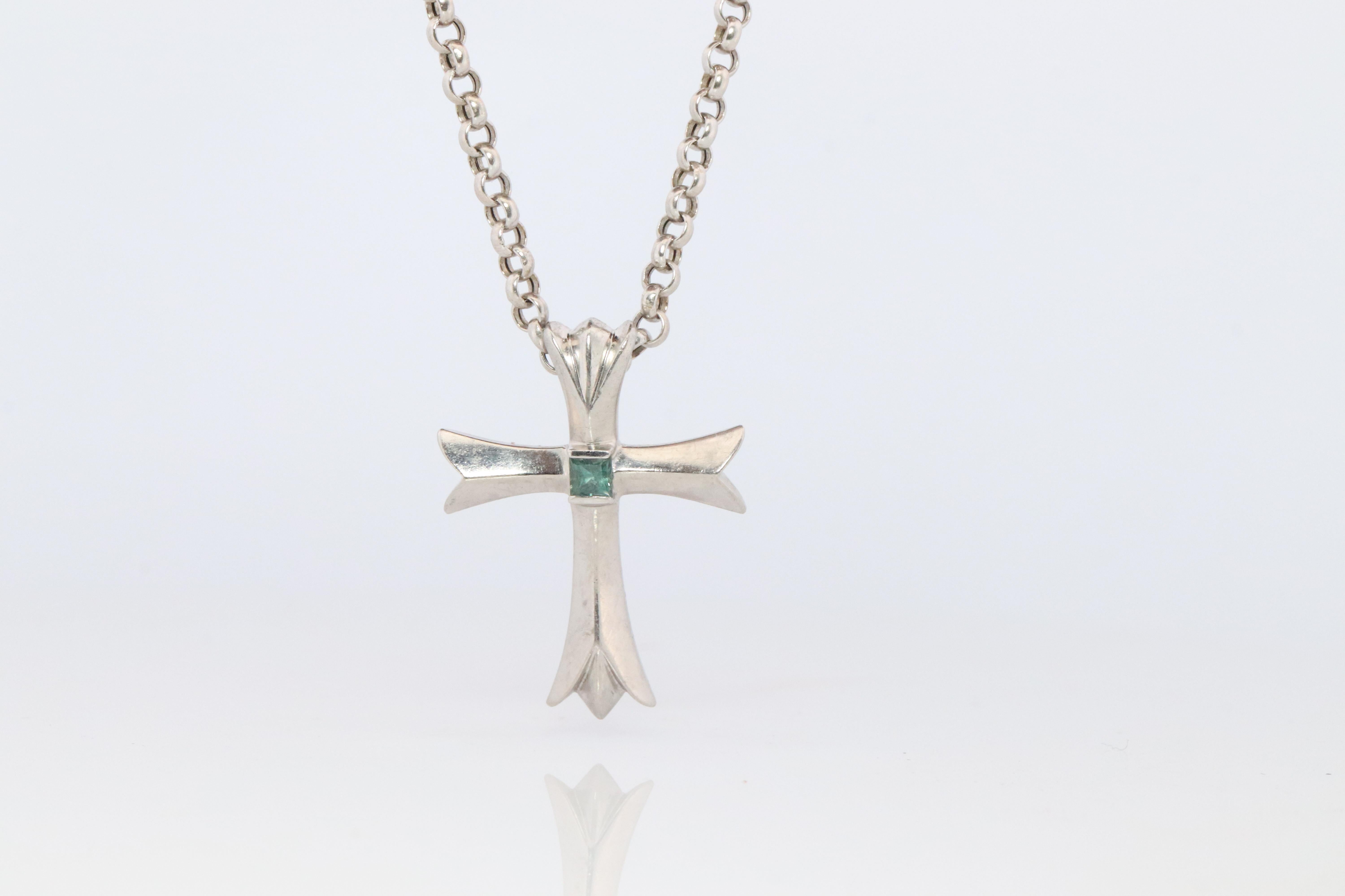 Platin 18k Alexandrit Kreuz Anhänger. Echtes Alexandrit Kruzifix Halskette (Moderne) im Angebot