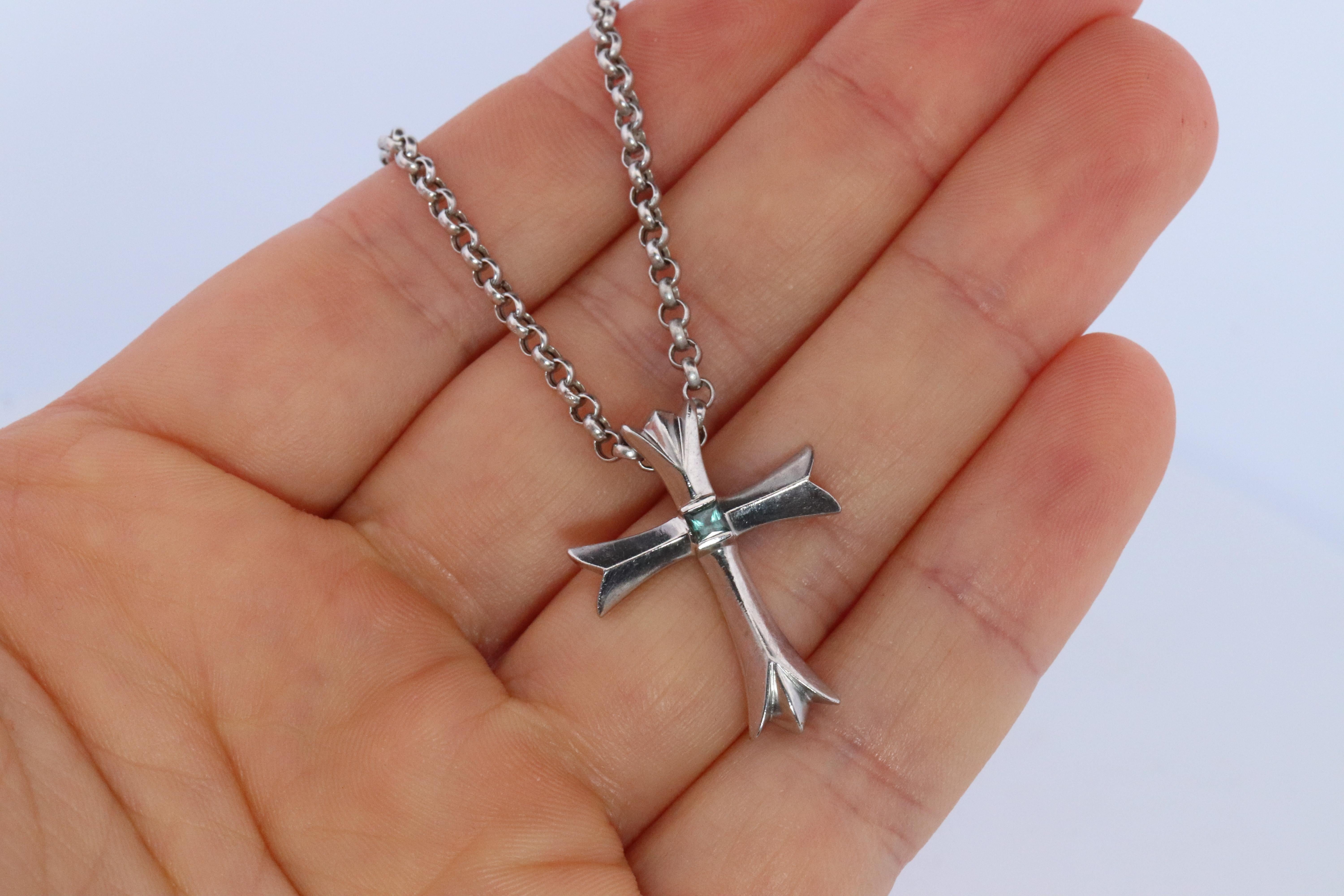 Platin 18k Alexandrit Kreuz Anhänger. Echtes Alexandrit Kruzifix Halskette für Damen oder Herren im Angebot