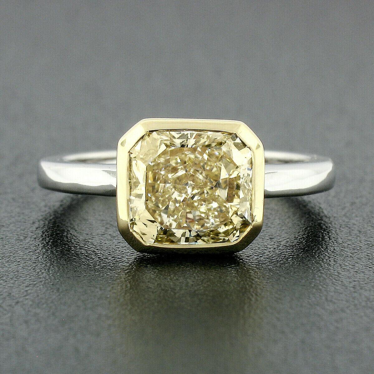 Diese absolut prächtige Diamant Solitär Verlobungsring wurde neu aus massivem .950 Platin mit einem massiven 18k Gelbgold Lünette gefertigt. In seiner Mitte befindet sich ein exakt 2,55 Karat schwerer, gelber Diamant im Strahlenschliff, der seitlich