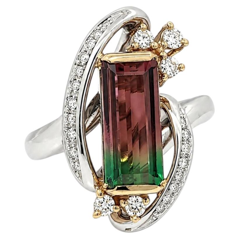 Anillo de Platino y Oro de 18 quilates de 3,74 quilates de Turmalina de Sandía y Diamantes de talla escalonada larga