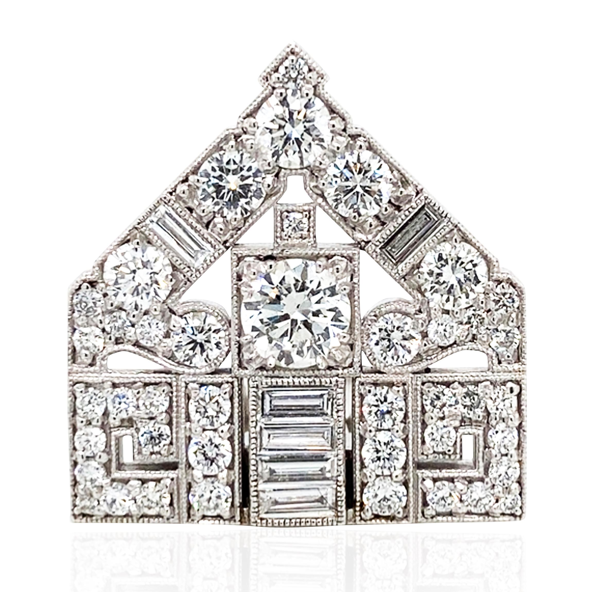 Diese Brosche mit Doppelclip ist aus PT und 18-karätigem Gold gefertigt und besticht durch ein außergewöhnliches Design, das Luxus ausstrahlt. Jeder der beiden Hauptdiamanten wiegt ca. 0,4 ct. und wird durch weitere 2,81 ct. umlaufende Diamanten