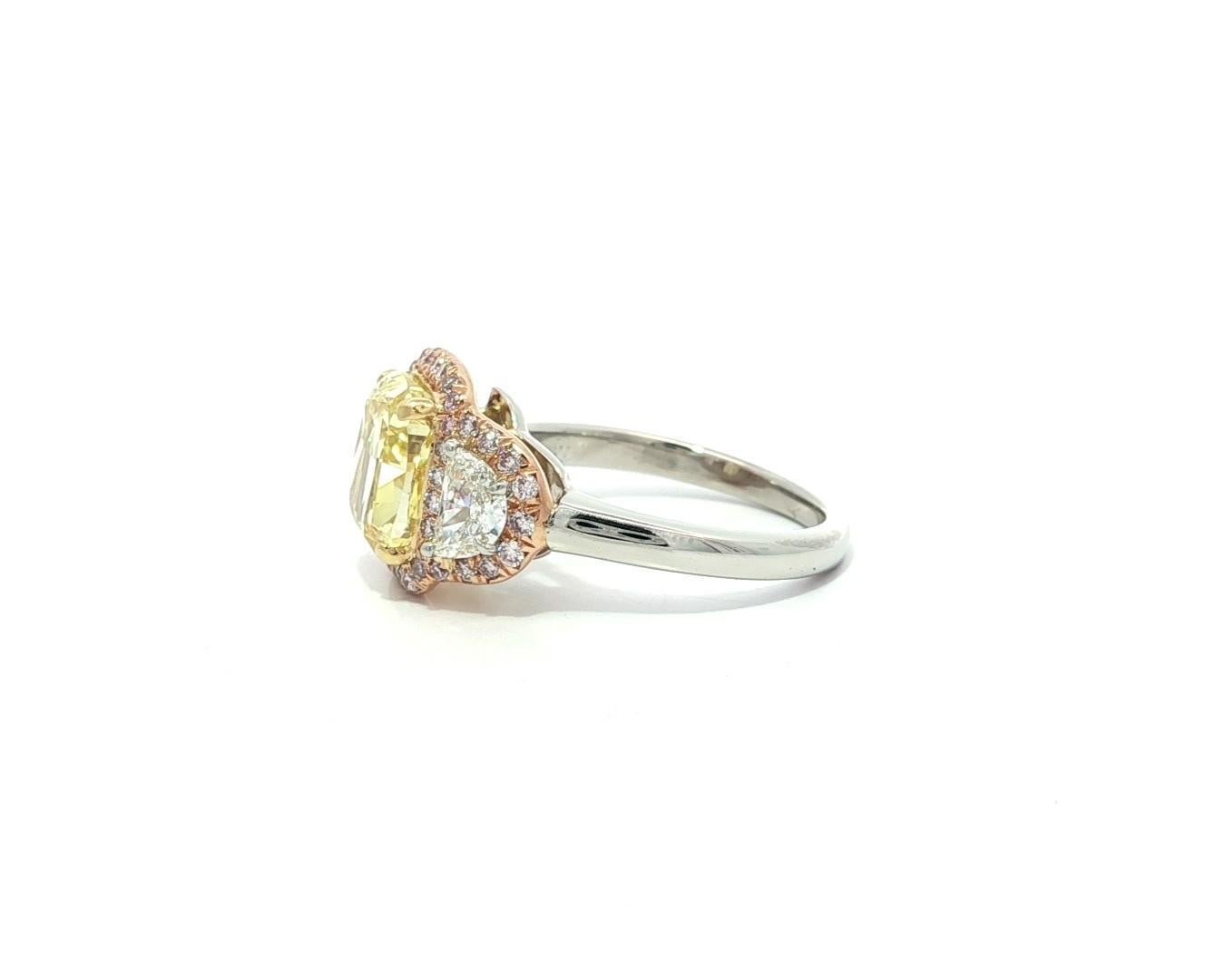 Bague personnalisée en platine et or 18 carats GIA, diamant demi-lune rose coussin d'un jaune intense en vente 6