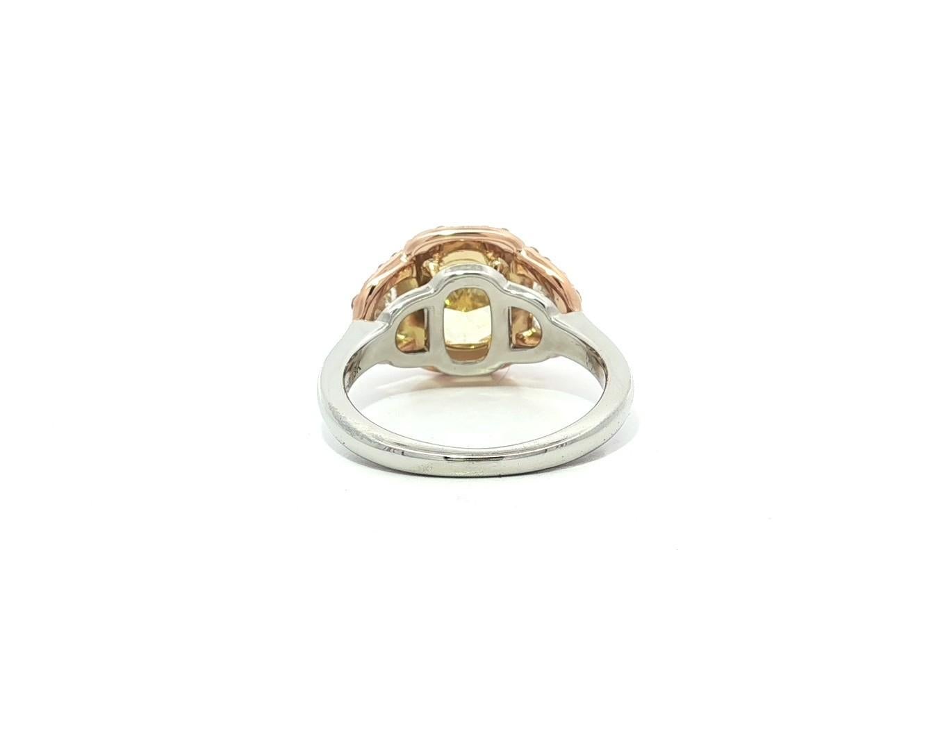 Bague personnalisée en platine et or 18 carats GIA, diamant demi-lune rose coussin d'un jaune intense en vente 7