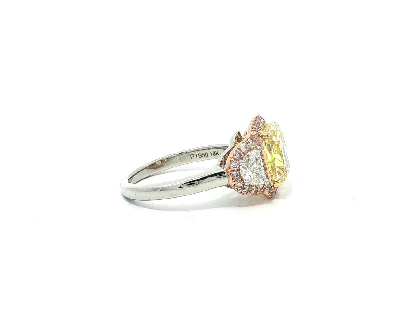 Bague personnalisée en platine et or 18 carats GIA, diamant demi-lune rose coussin d'un jaune intense en vente 8