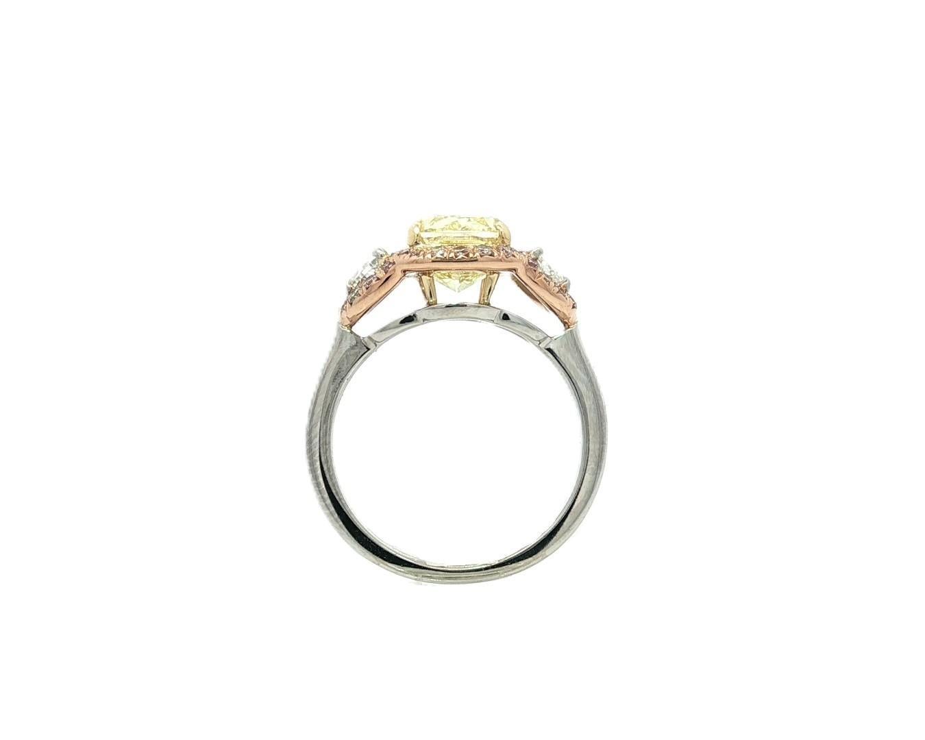 Bague personnalisée en platine et or 18 carats GIA, diamant demi-lune rose coussin d'un jaune intense en vente 10