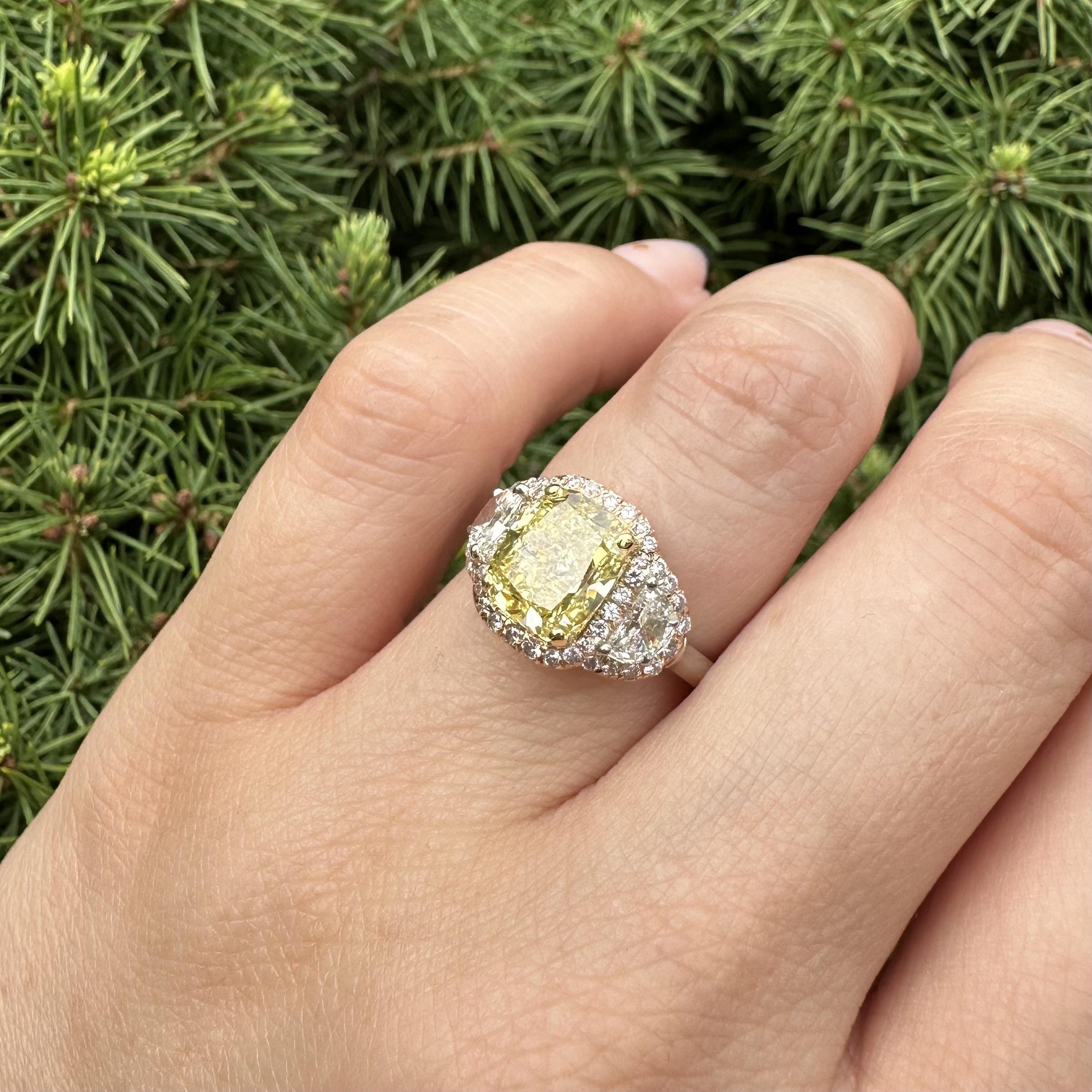 Bague personnalisée en platine et or 18 carats GIA, diamant demi-lune rose coussin d'un jaune intense en vente 11