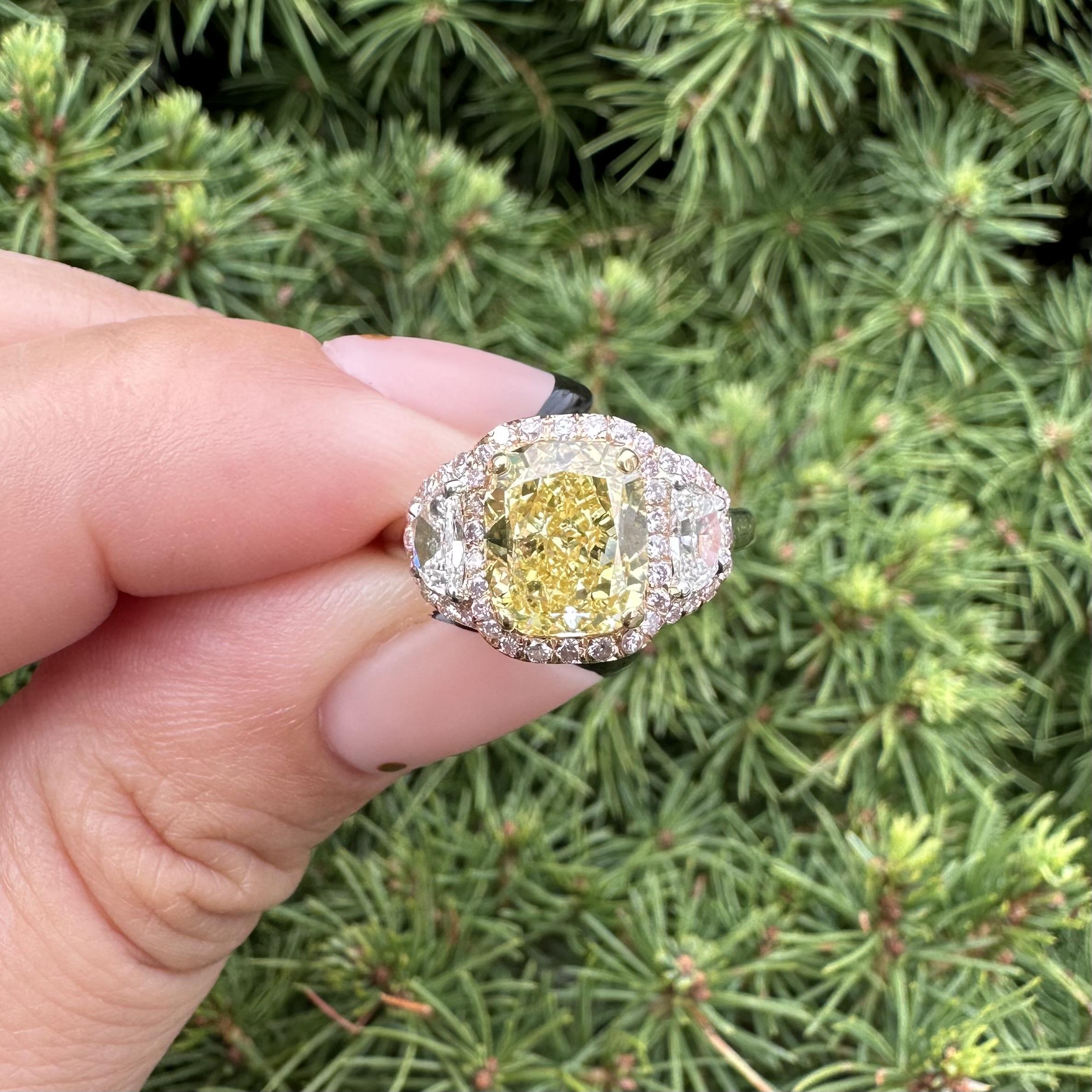 Bague personnalisée en platine et or 18 carats GIA, diamant demi-lune rose coussin d'un jaune intense en vente 12