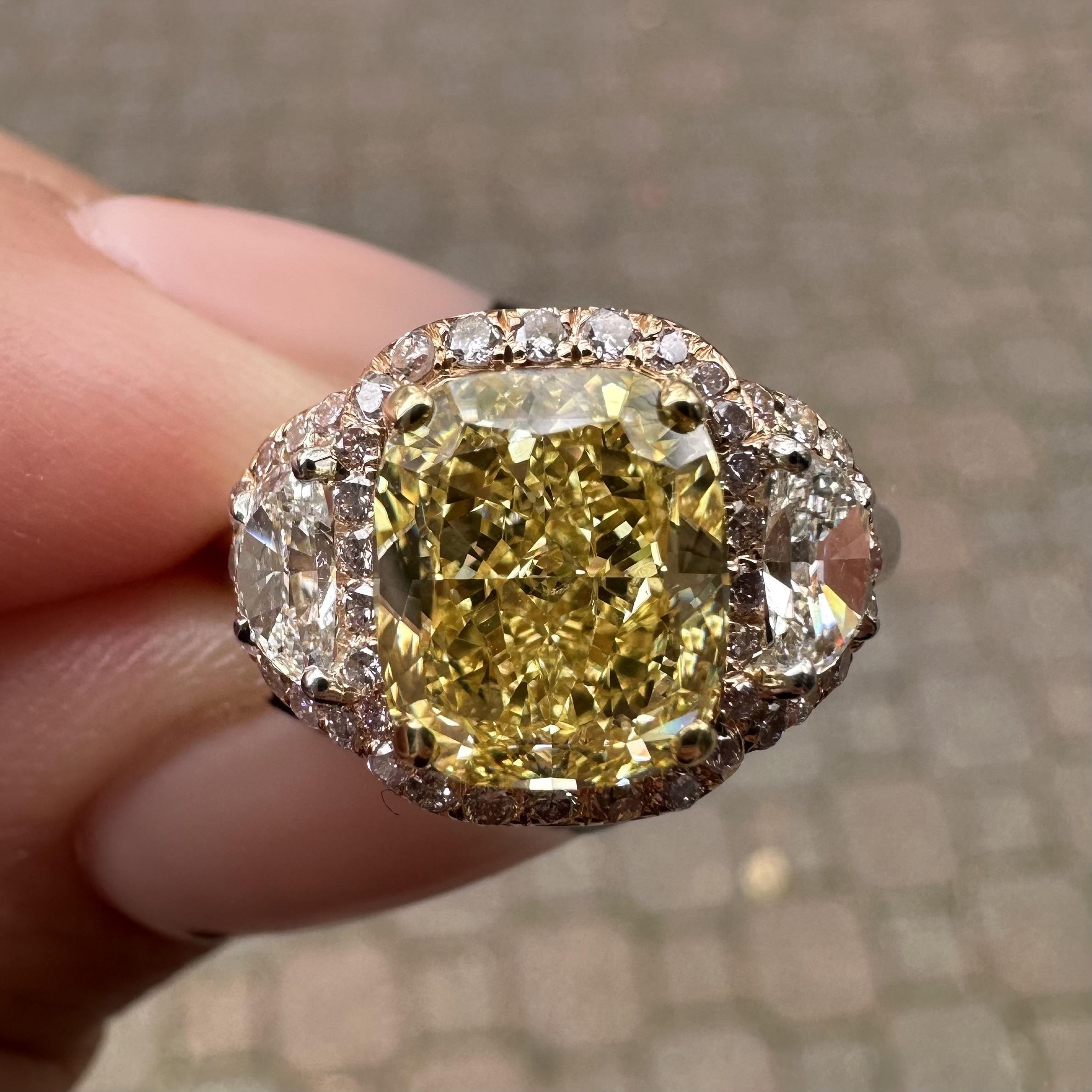 Bague personnalisée en platine et or 18 carats GIA, diamant demi-lune rose coussin d'un jaune intense en vente 13