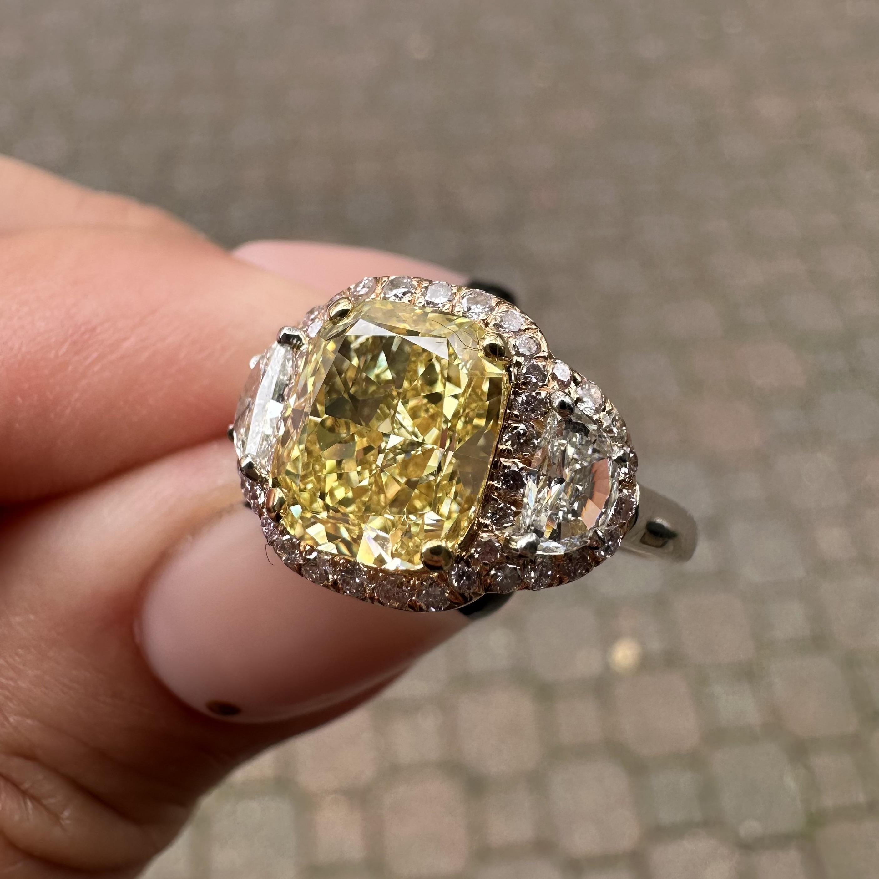 Bague personnalisée en platine et or 18 carats GIA, diamant demi-lune rose coussin d'un jaune intense en vente 14