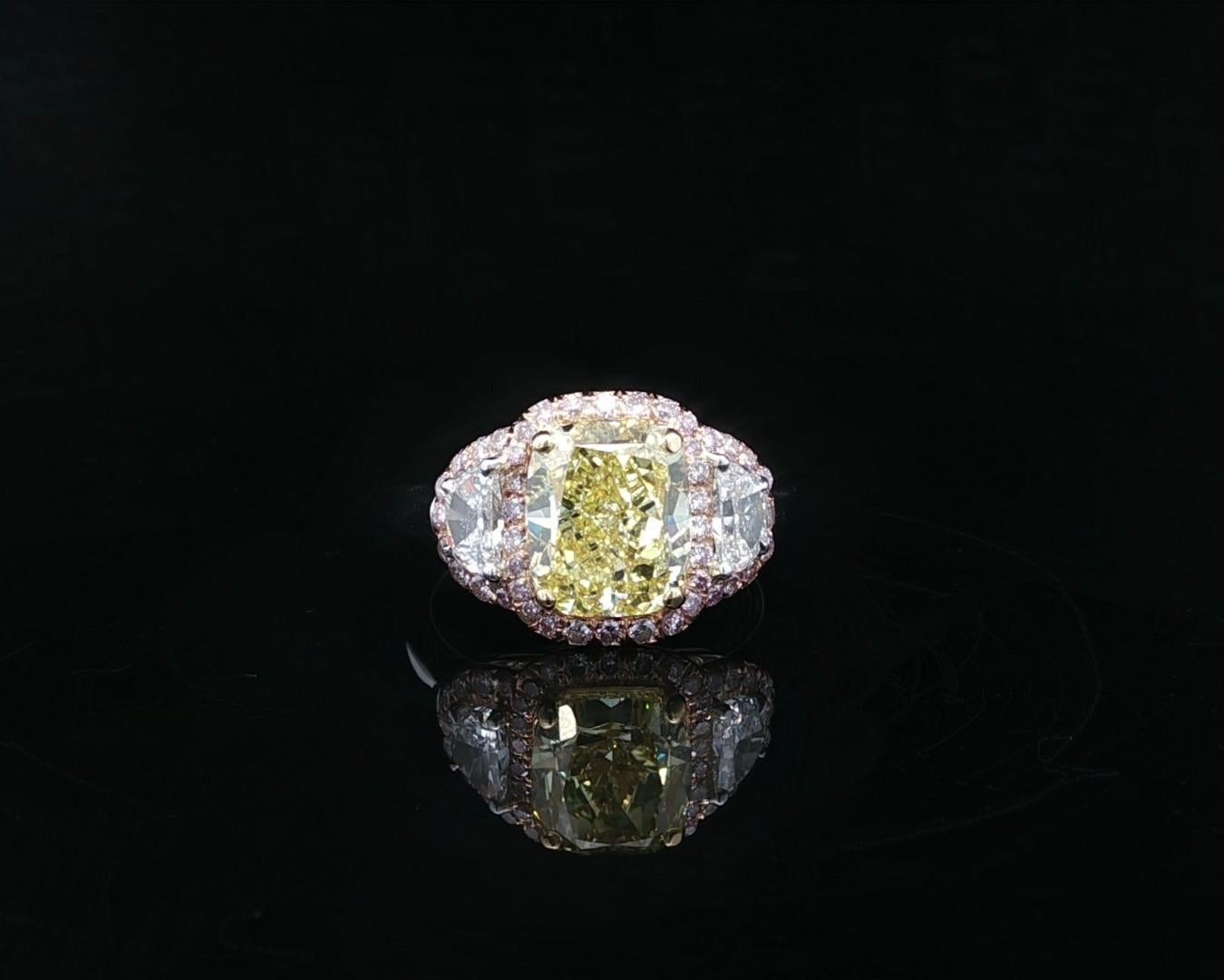 Taille brillant Bague personnalisée en platine et or 18 carats GIA, diamant demi-lune rose coussin d'un jaune intense en vente