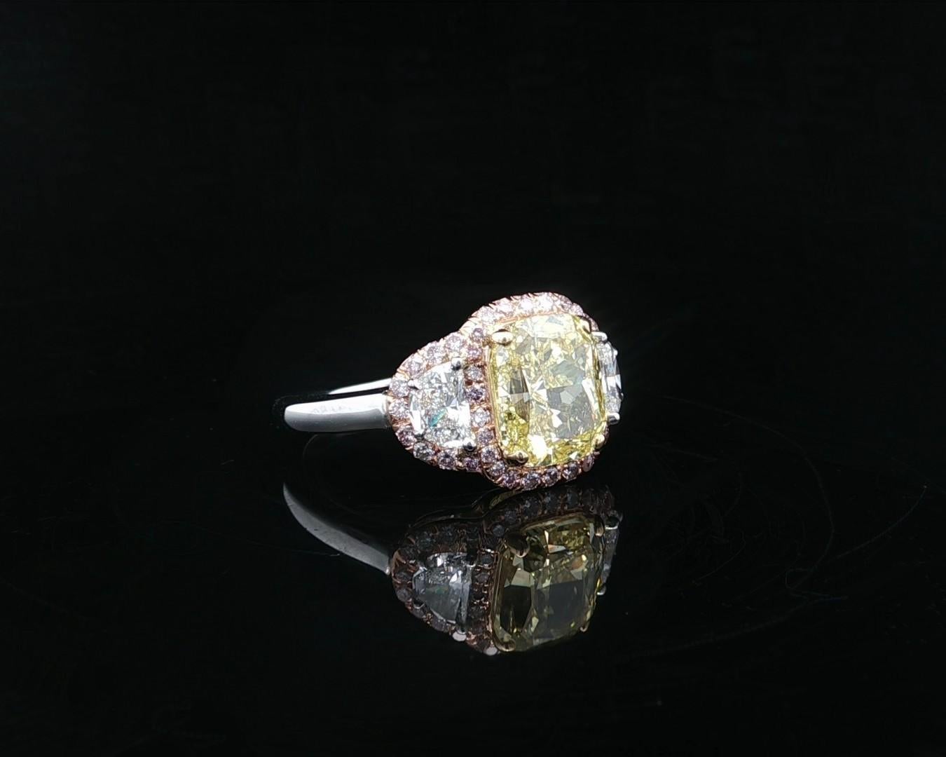 Bague personnalisée en platine et or 18 carats GIA, diamant demi-lune rose coussin d'un jaune intense Excellent état - En vente à Montclair, NJ
