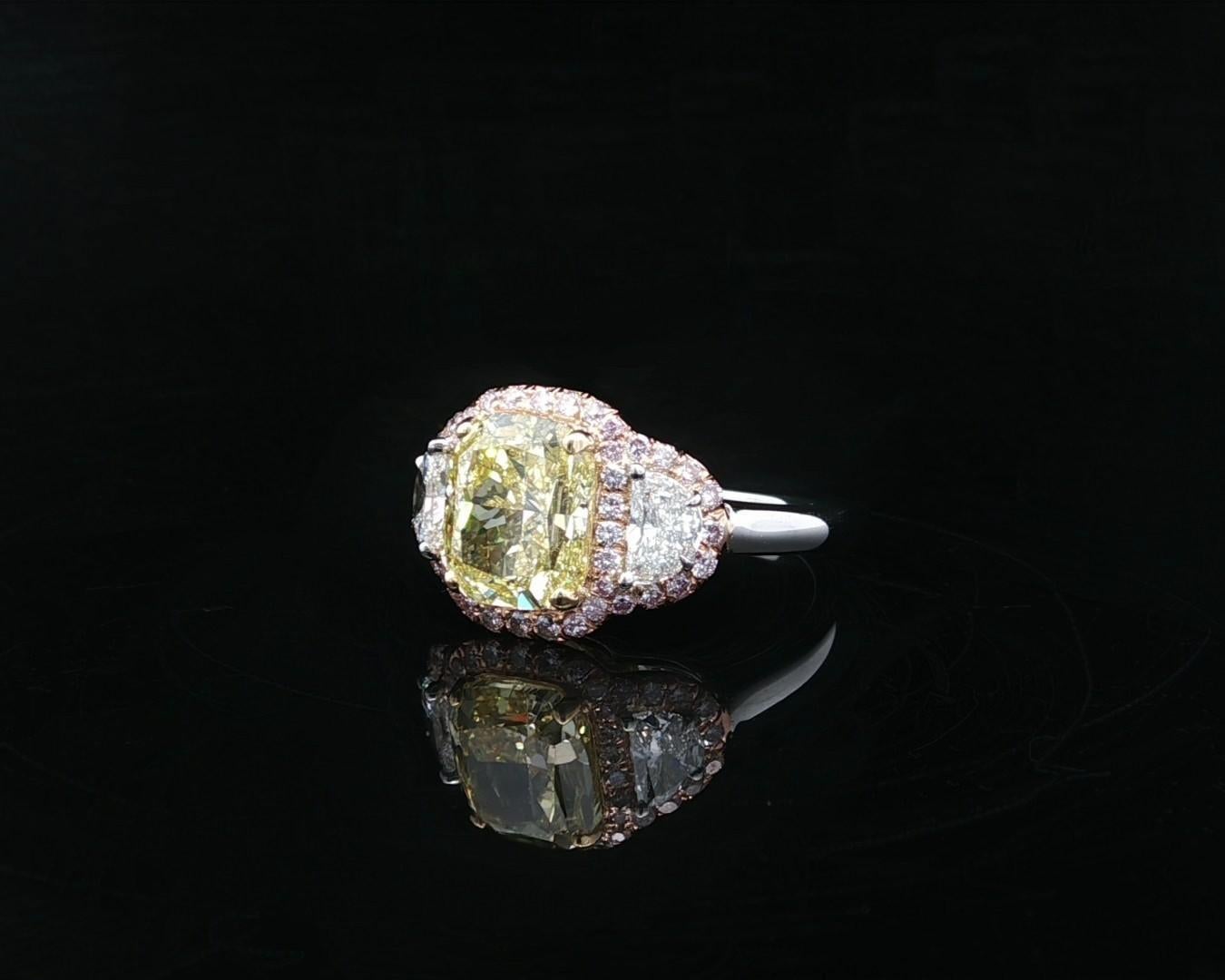 Bague personnalisée en platine et or 18 carats GIA, diamant demi-lune rose coussin d'un jaune intense Pour femmes en vente