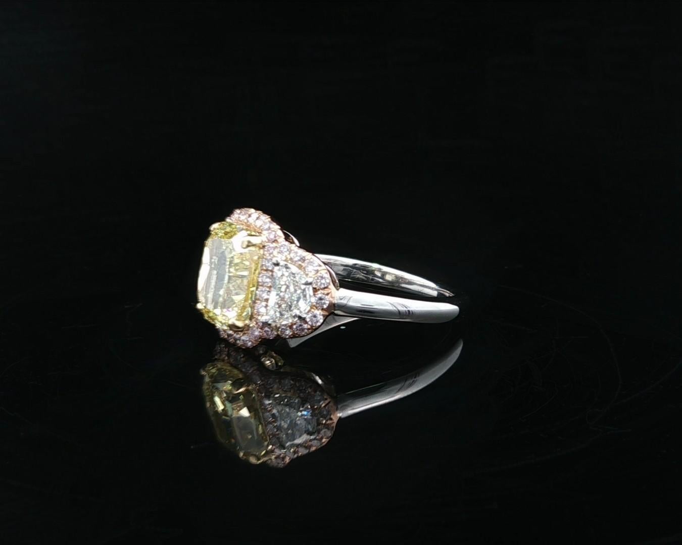 Bague personnalisée en platine et or 18 carats GIA, diamant demi-lune rose coussin d'un jaune intense en vente 1