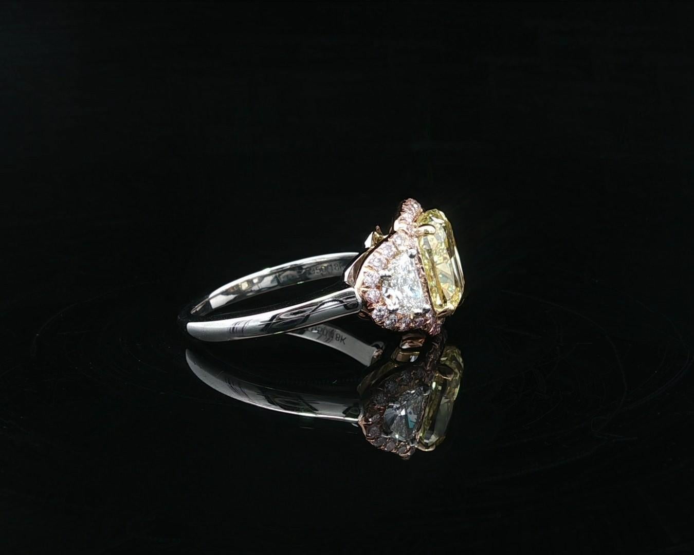 Bague personnalisée en platine et or 18 carats GIA, diamant demi-lune rose coussin d'un jaune intense en vente 2