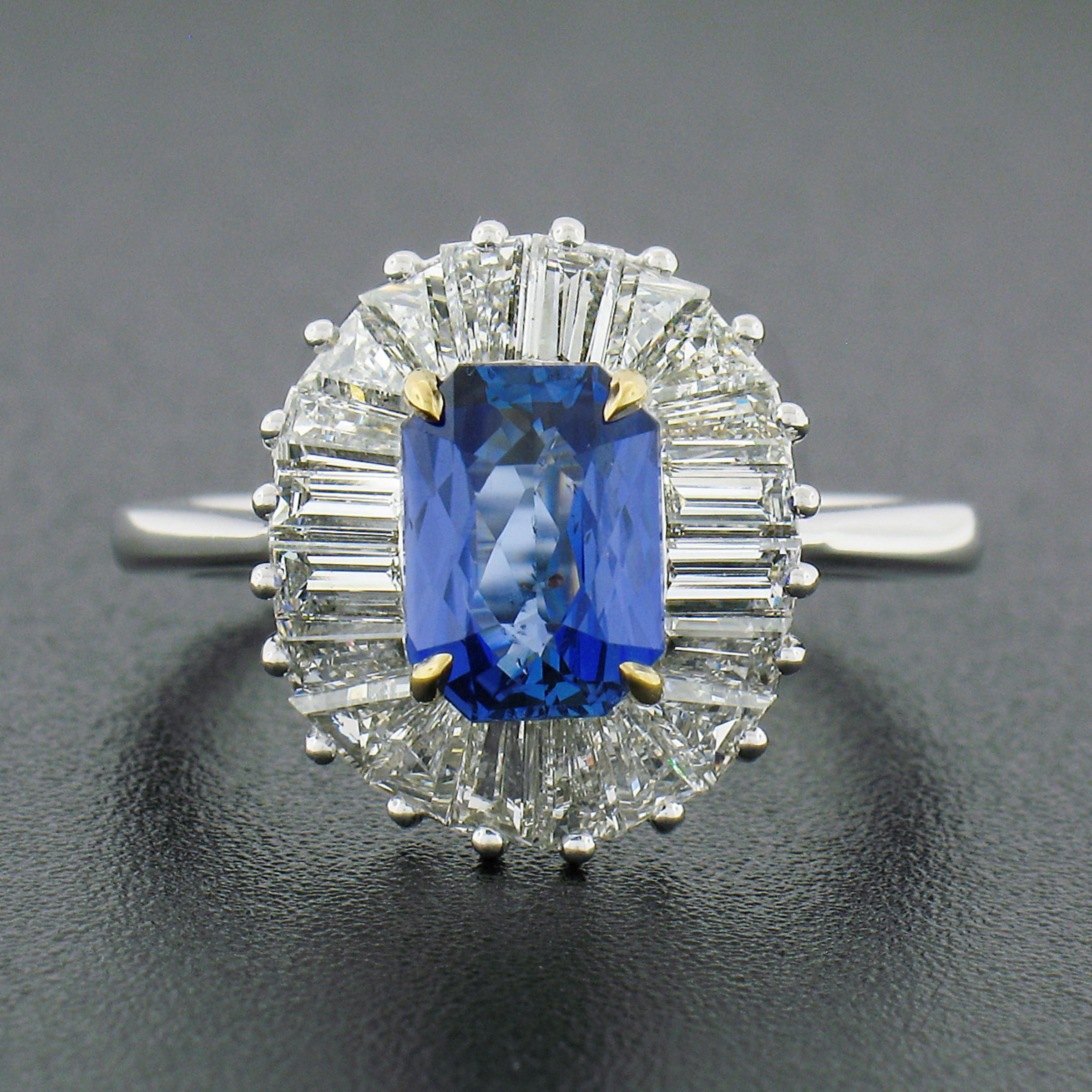 Questo anello di fidanzamento o cocktail vintage davvero sbalorditivo è realizzato in platino massiccio con rebbi in oro giallo 18 carati e porta al centro uno zaffiro certificato GIA. Questa bellissima gemma ha un taglio ottagonale brillante e