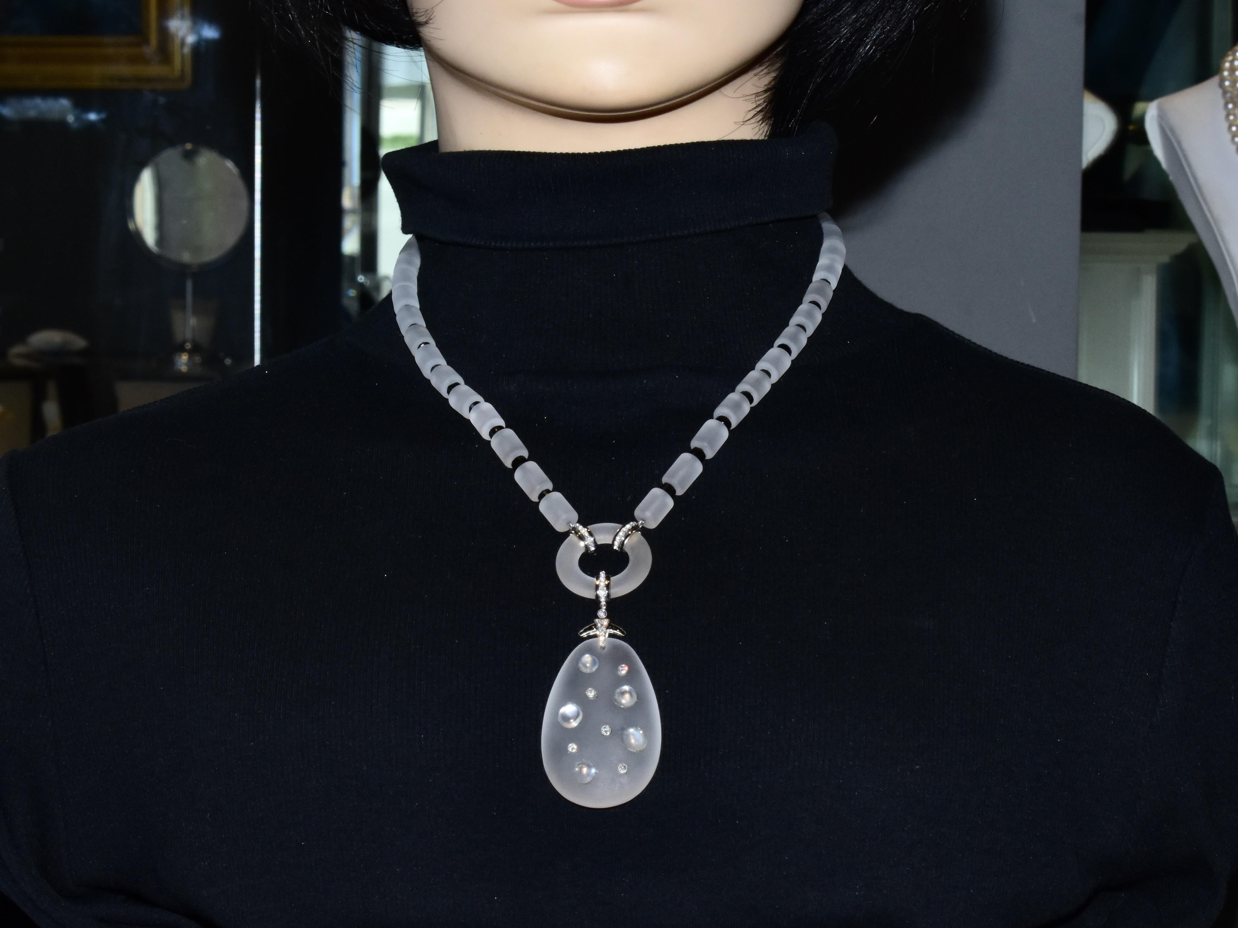 Art déco Platine, 18K, cristal de roche, diamant et onyx Vintage Sautoir. en vente