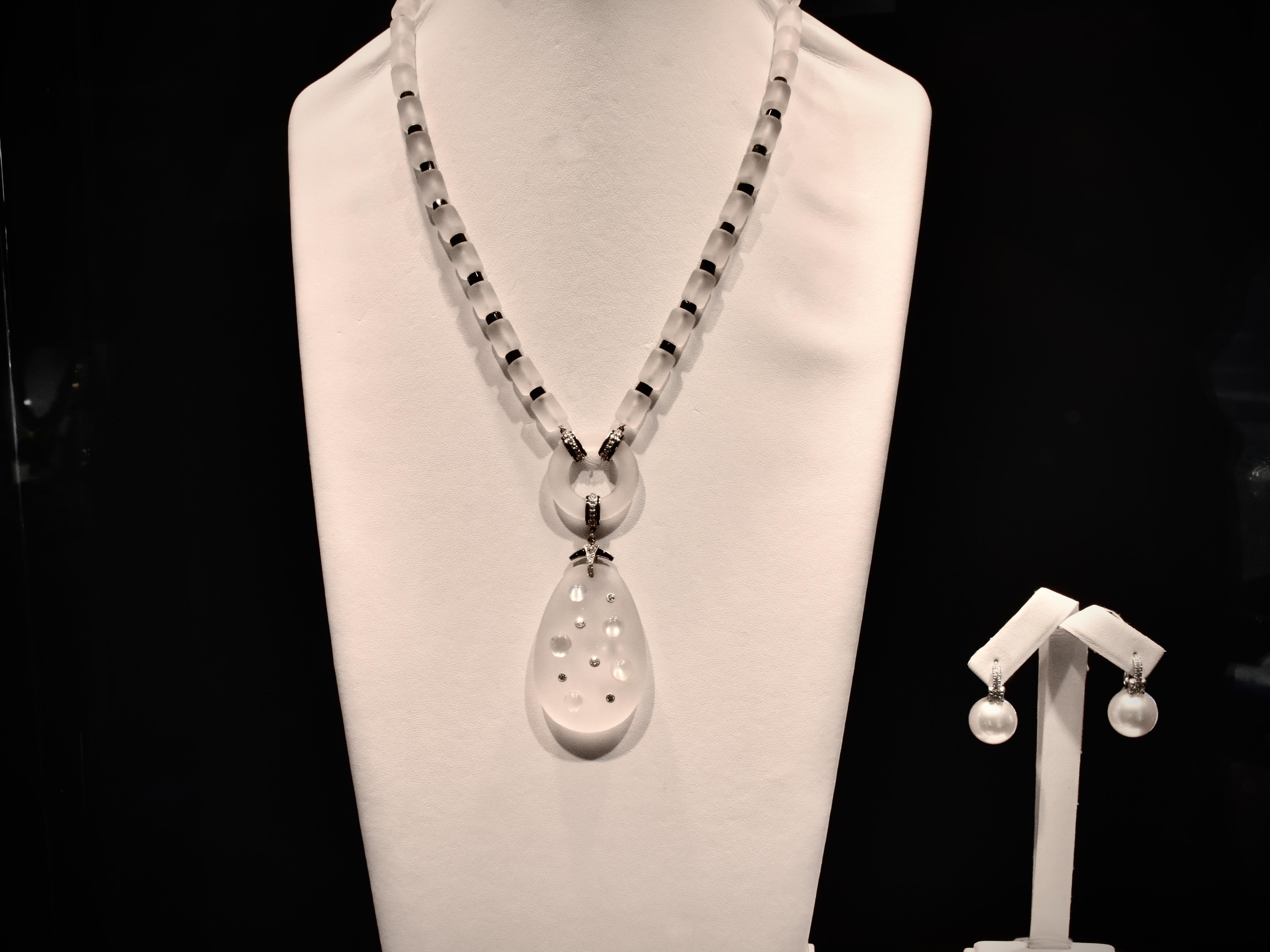 Sautoir vintage, de principios a mediados del siglo XX, compuesto por cristal de roca esmerilado, piedra lunar, ónice de talla fantasía y diamantes. Este collar largo suspende un colgante de aproximadamente 3,5 pulgadas de dos líneas de 19 pulgadas