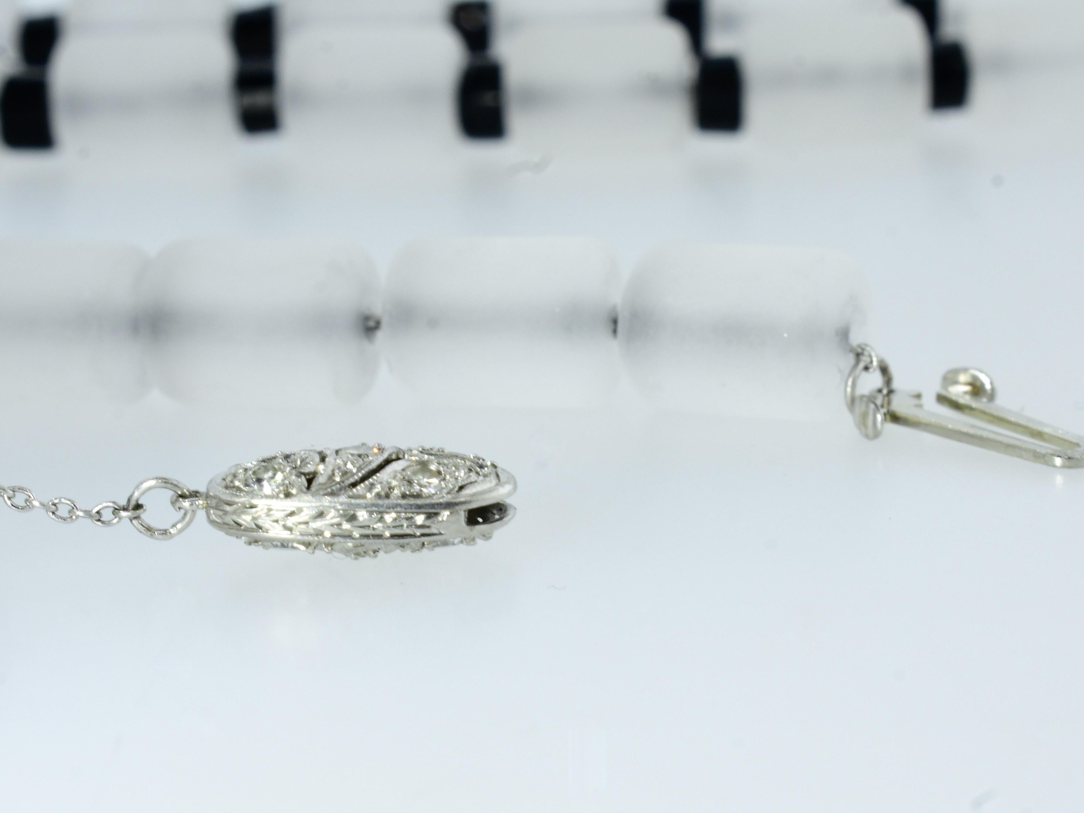 Sautoir Vintage de Platino, 18K, Cristal de Roca, Diamante y Ónice. en venta 4