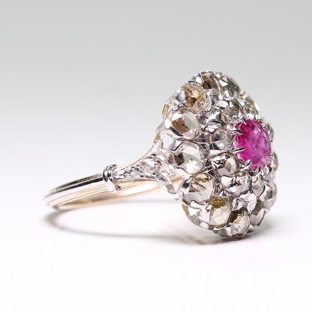 Zum Verkauf steht ein wunderschöner viktorianischer Ring aus Platin und 18 Karat Gelbgold mit Rubin und Diamant im Rosenschliff!
Präsentiert eine (1) Runde feine Qualität natürlichen Rubin, Zacken in der Mitte gesetzt, Messung 5,00 mm, mit einem