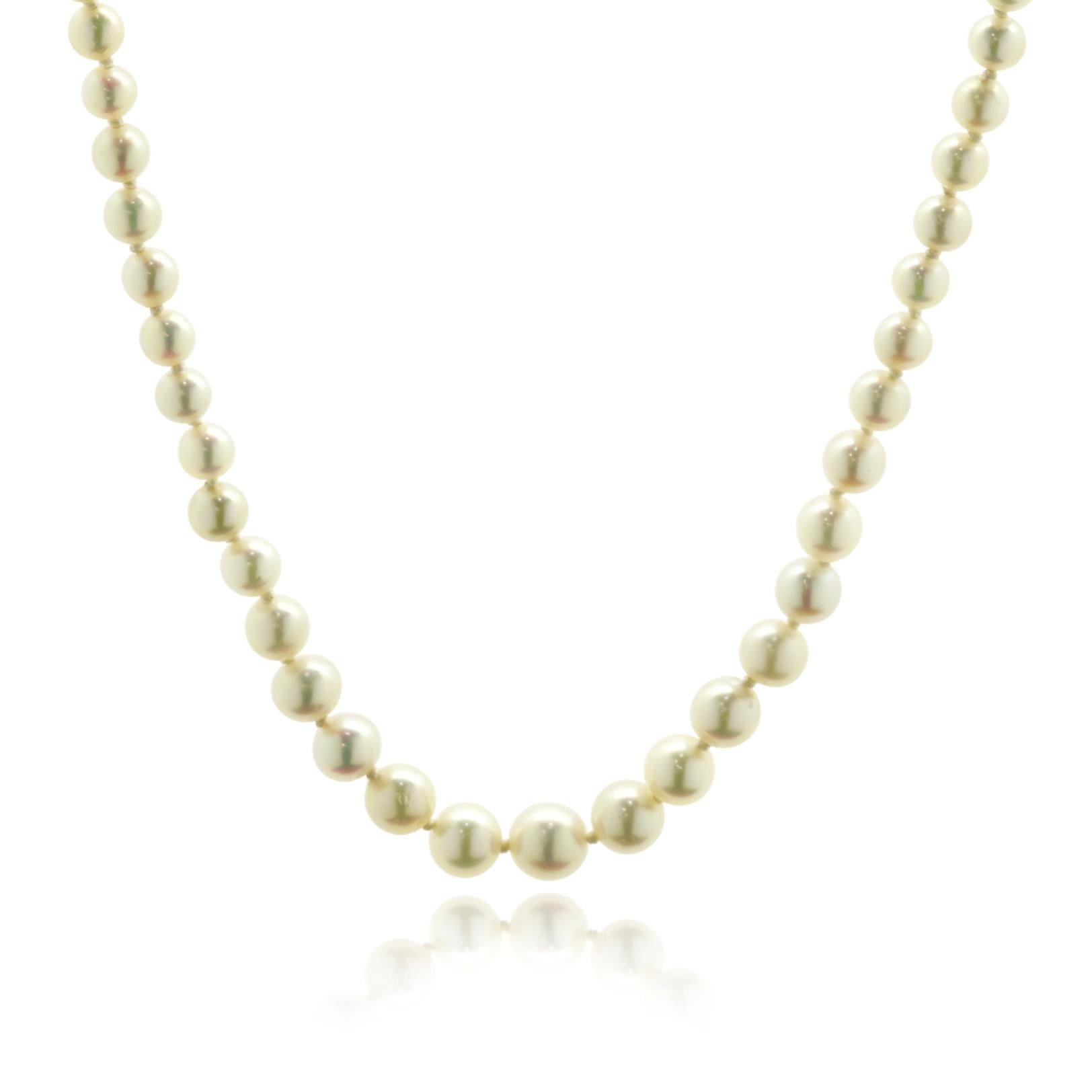 Collar de perlas graduadas en platino y oro blanco de 18 quilates con cierre de perlas y diamantes Corte redondo en venta