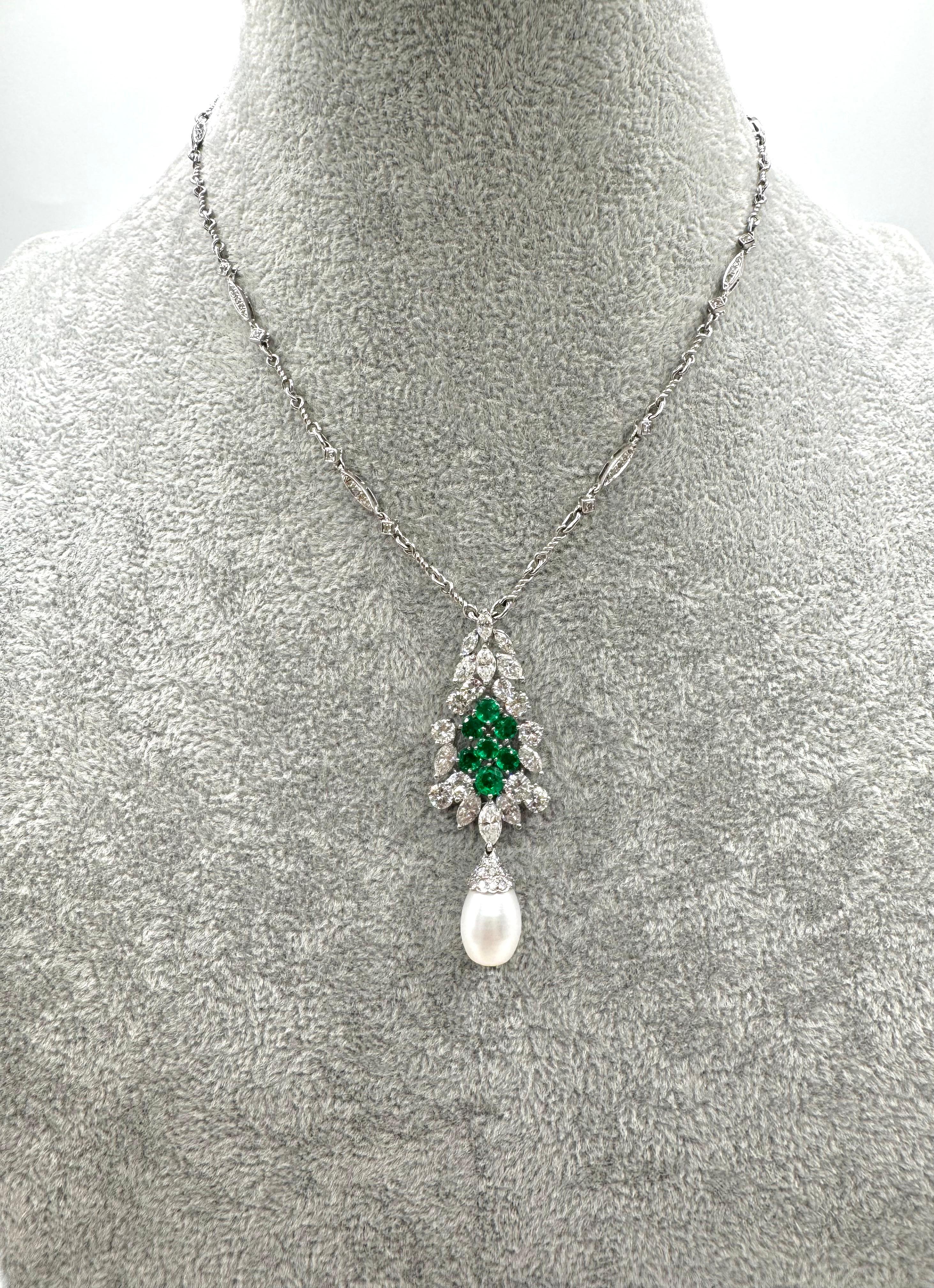 Ce collier exquis est réalisé en platine et en or blanc 18 carats, avec un élégant pendentif en forme de goutte centré sur une perle blanche naturelle lumineuse de 12,8 x 9,1 mm. Le pendentif est serti de 11 diamants taille marquise totalisant
