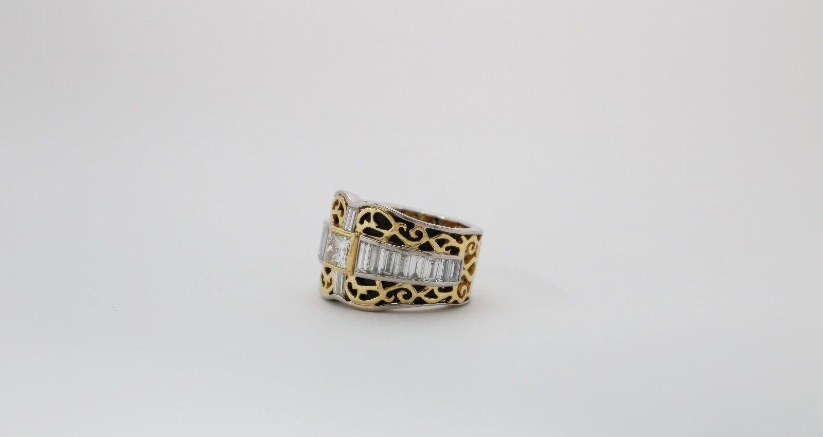 Cette superbe bague en or jaune 18 carats et en platine présente un jeu saisissant de matériaux précieux et un travail artisanal complexe. En son centre se trouve un diamant de taille carrée, serti en or jaune et encadré de part et d'autre par une
