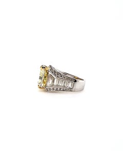Anillo de platino y oro amarillo de 18k Diamante amarillo fantasía con diamantes blancos GIA