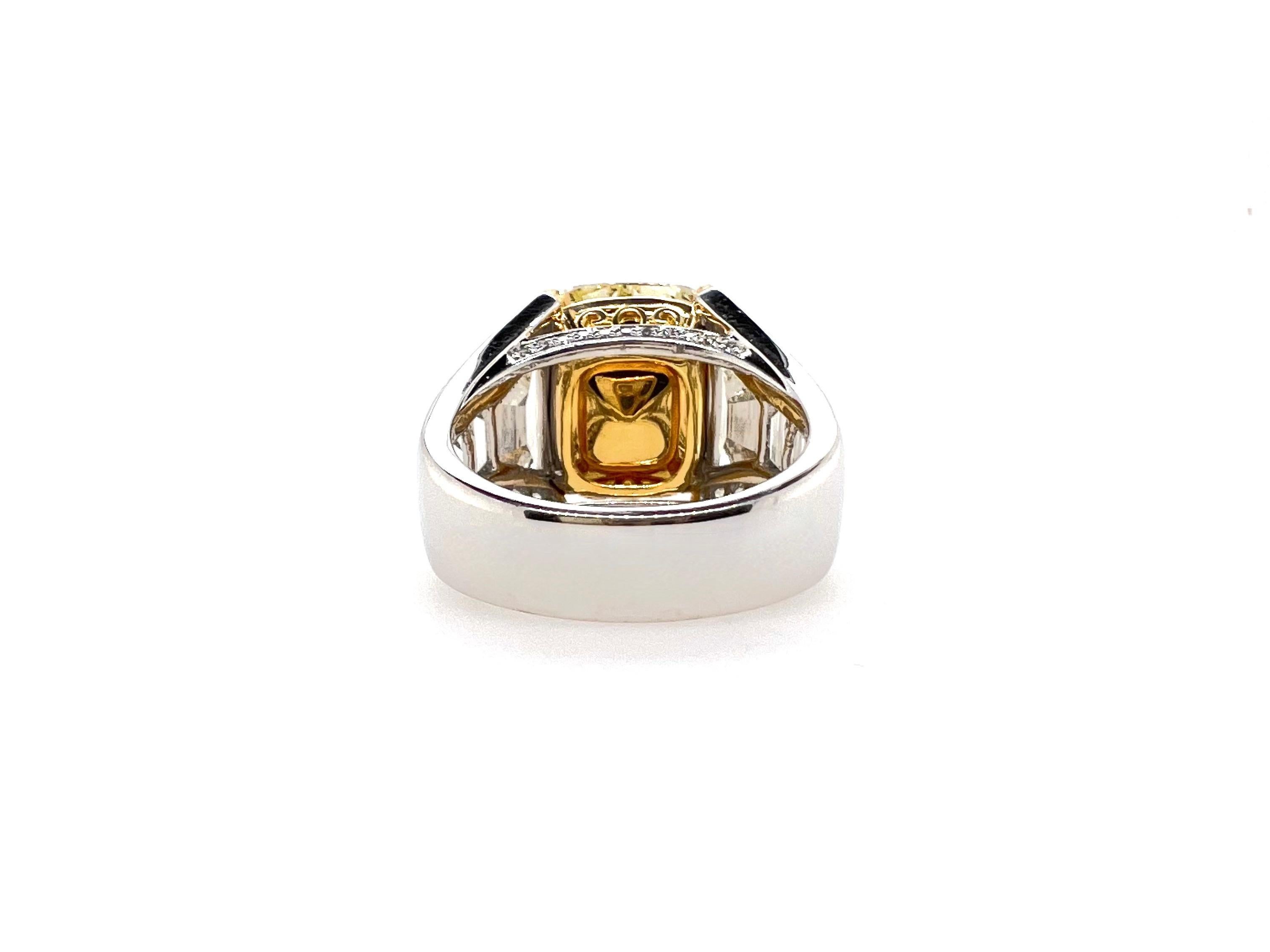 Contemporain Bague en platine et or jaune 18 carats avec diamant jaune fantaisie et diamants blancs certifiés GIA  en vente