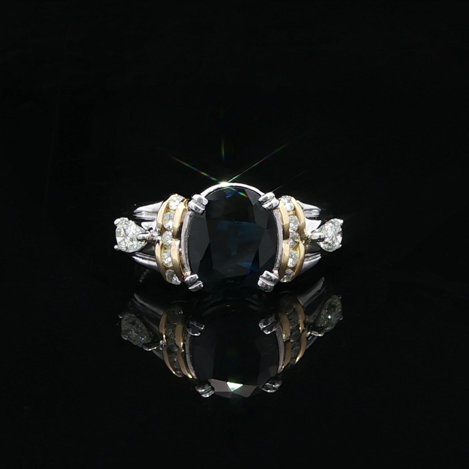 Anillo de Platino y Oro Amarillo de 18k con Acentos de Diamantes en Zafiro Azul Oscuro Grande de 3,66ctw en venta 5