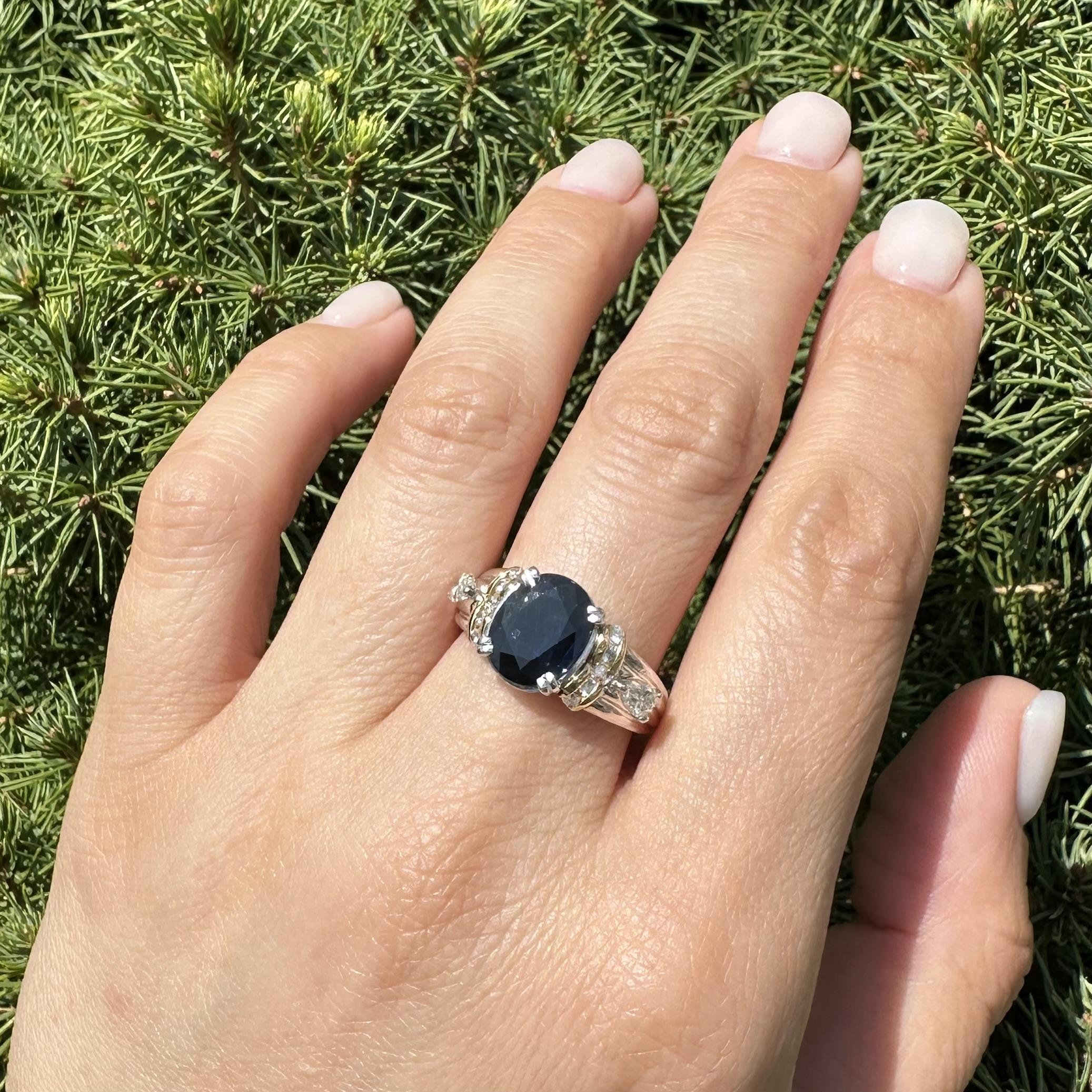 -Piedra(s): -
(1) Zafiro auténtico natural - Talla brillante oval - Engastado - Color azul oscuro - 10,6x8,2mm (aprox.) - 3,06ct (exacto)
Diamantes auténticos naturales - 10 talla redonda brillante y 2 talla pera - engastados en canal y con garras -