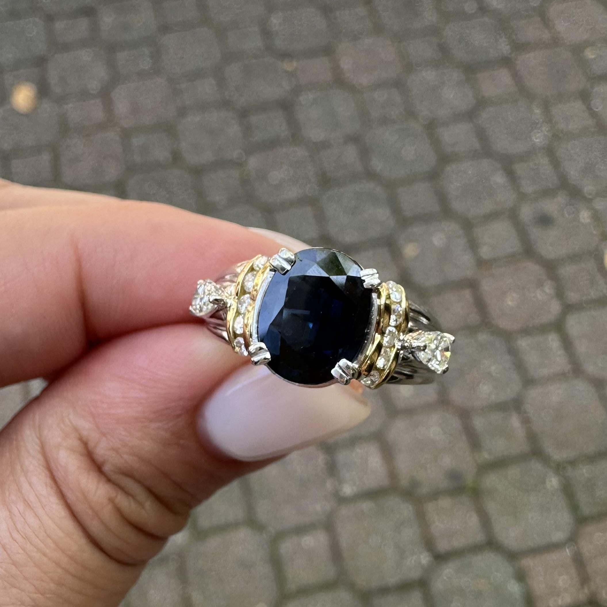Anillo de Platino y Oro Amarillo de 18k con Acentos de Diamantes en Zafiro Azul Oscuro Grande de 3,66ctw Corte oval en venta